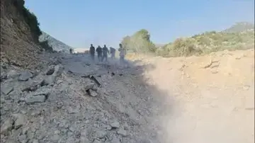 מכתש שנוצר בעקבות תקיפה שיוחסה לישראל באזור מסיאף במחוז חמה, סוריה, 9 בספטמבר 2024 מכתש שנוצר בעקבות תקיפה שיוחסה לישראל באזור מסיאף במחוז חמה, סוריה, 9 בספטמבר 2024