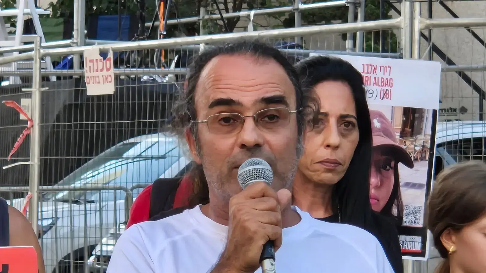 יהודה כהן, אביו של נמרוד כהן החטוף, בהצהרה לתקשורת יהודה כהן, אביו של נמרוד כהן החטוף, בהצהרה לתקשורת