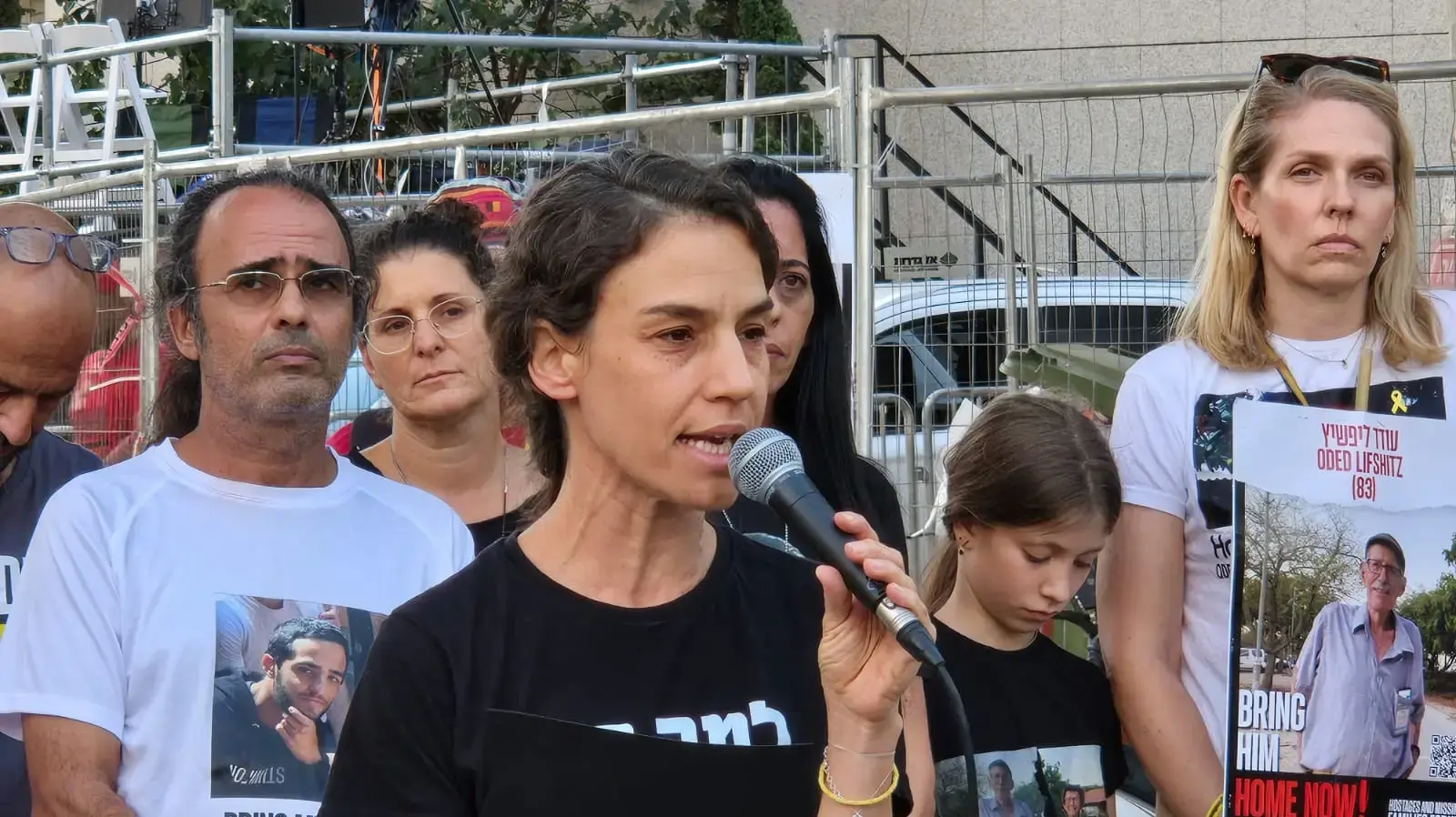 מרב סבירסקי, אחותו של איתי החטוף, בהצהרה לתקשורת מרב סבירסקי, אחותו של איתי החטוף, בהצהרה לתקשורת