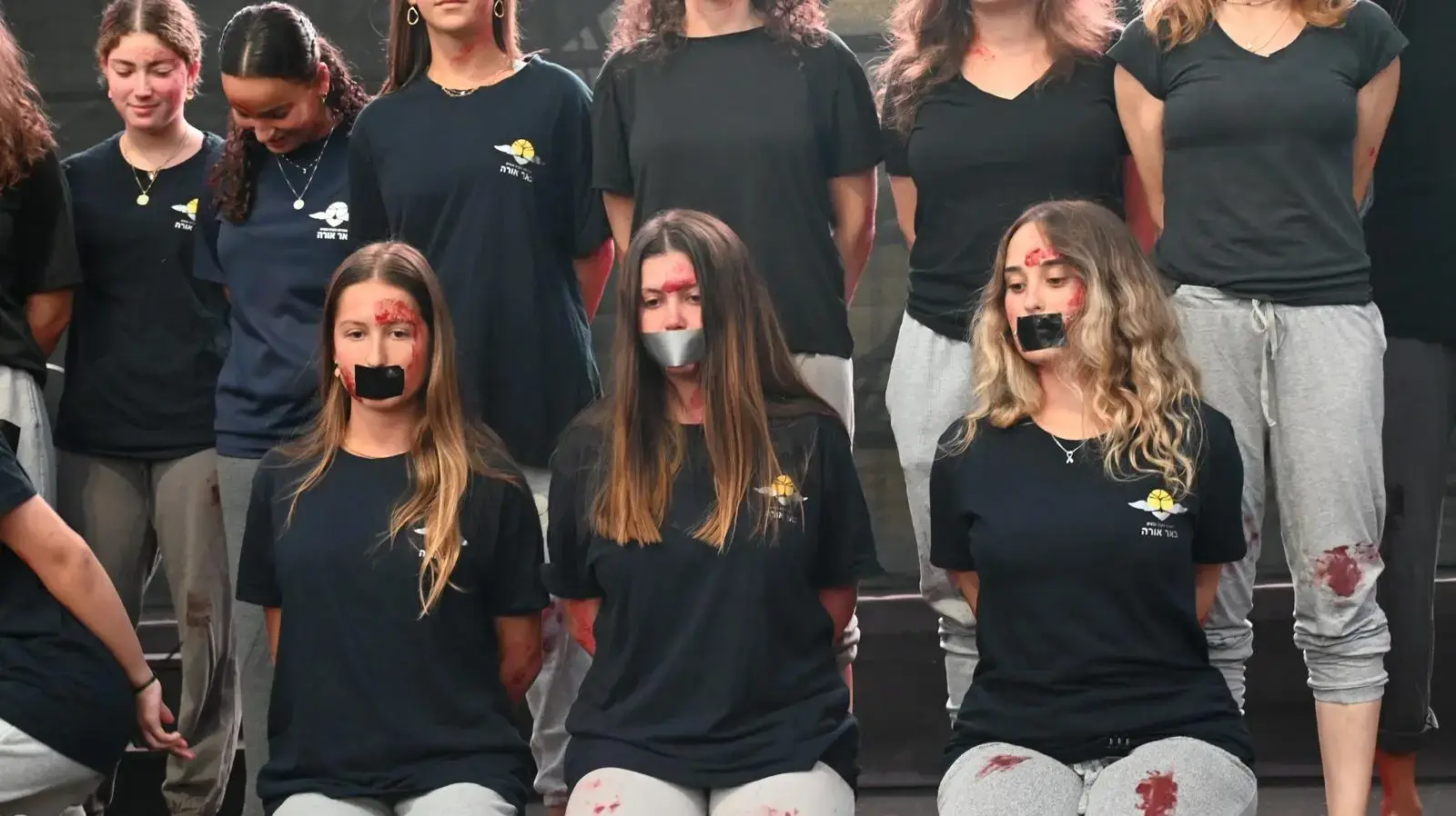 עשרות חברות, תצפיתניות ובנות משפחה של התצפיתנית החטופה נעמה לוי יזמו ולקחו חלק במיצג ״מתלבשות כמו נעמה״ כדי לזעוק את זעקתה של נעמה עשרות חברות, תצפיתניות ובנות משפחה של התצפיתנית החטופה נעמה לוי יזמו ולקחו חלק במיצג ״מתלבשות כמו נעמה״ כדי לזעוק את זעקתה של נעמה