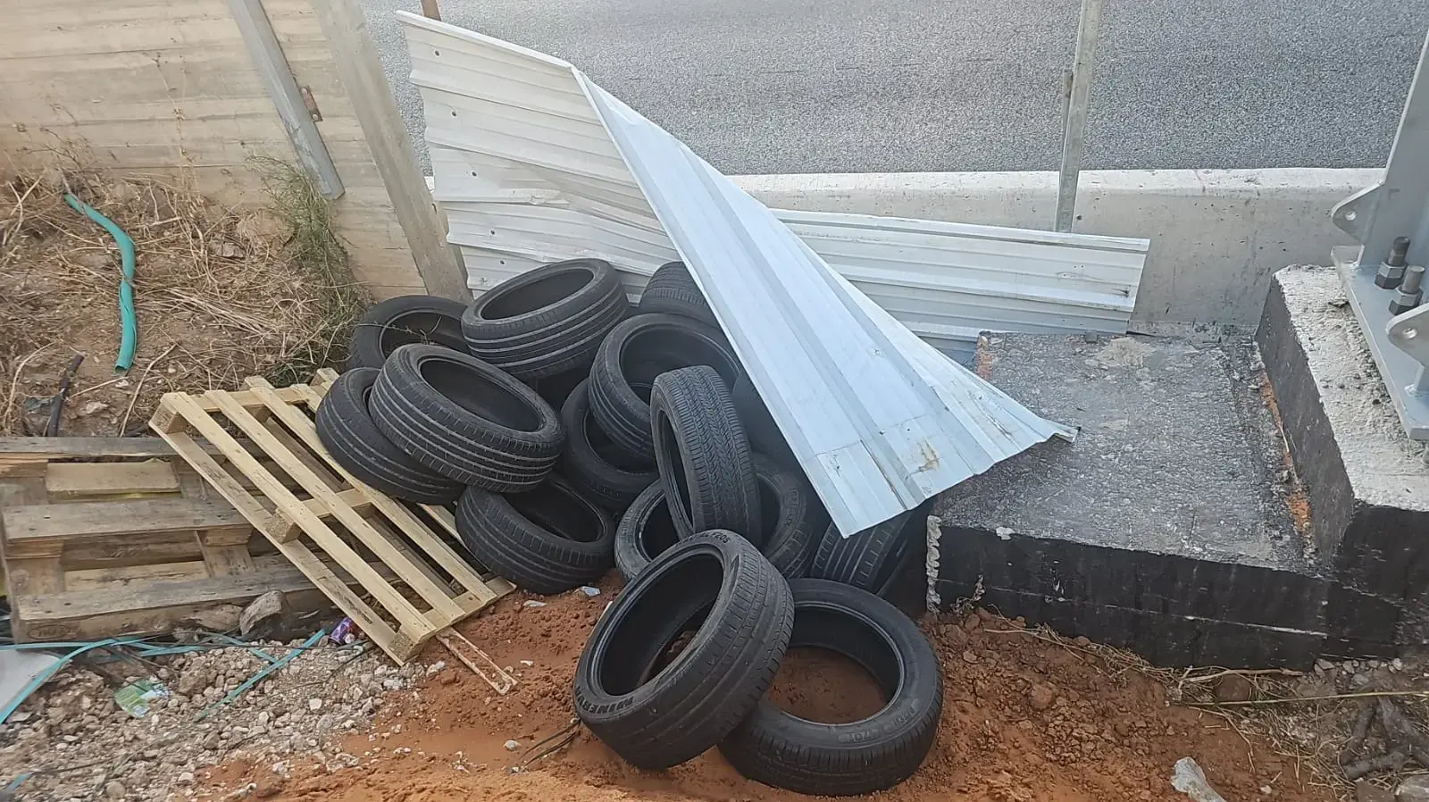 דוברות המשטרה: מצאנו ואספנו צמיגים וקרשים לפני ההפגנה בבגין דוברות המשטרה: מצאנו ואספנו צמיגים וקרשים לפני ההפגנה בבגין