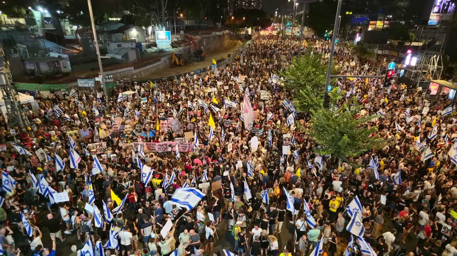 המונים בהפגנה למען שחרור החטופים בצומת בגין בתל אביב, 14 בספטמבר 2024 המונים בהפגנה למען שחרור החטופים בצומת בגין בתל אביב, 14 בספטמבר 2024