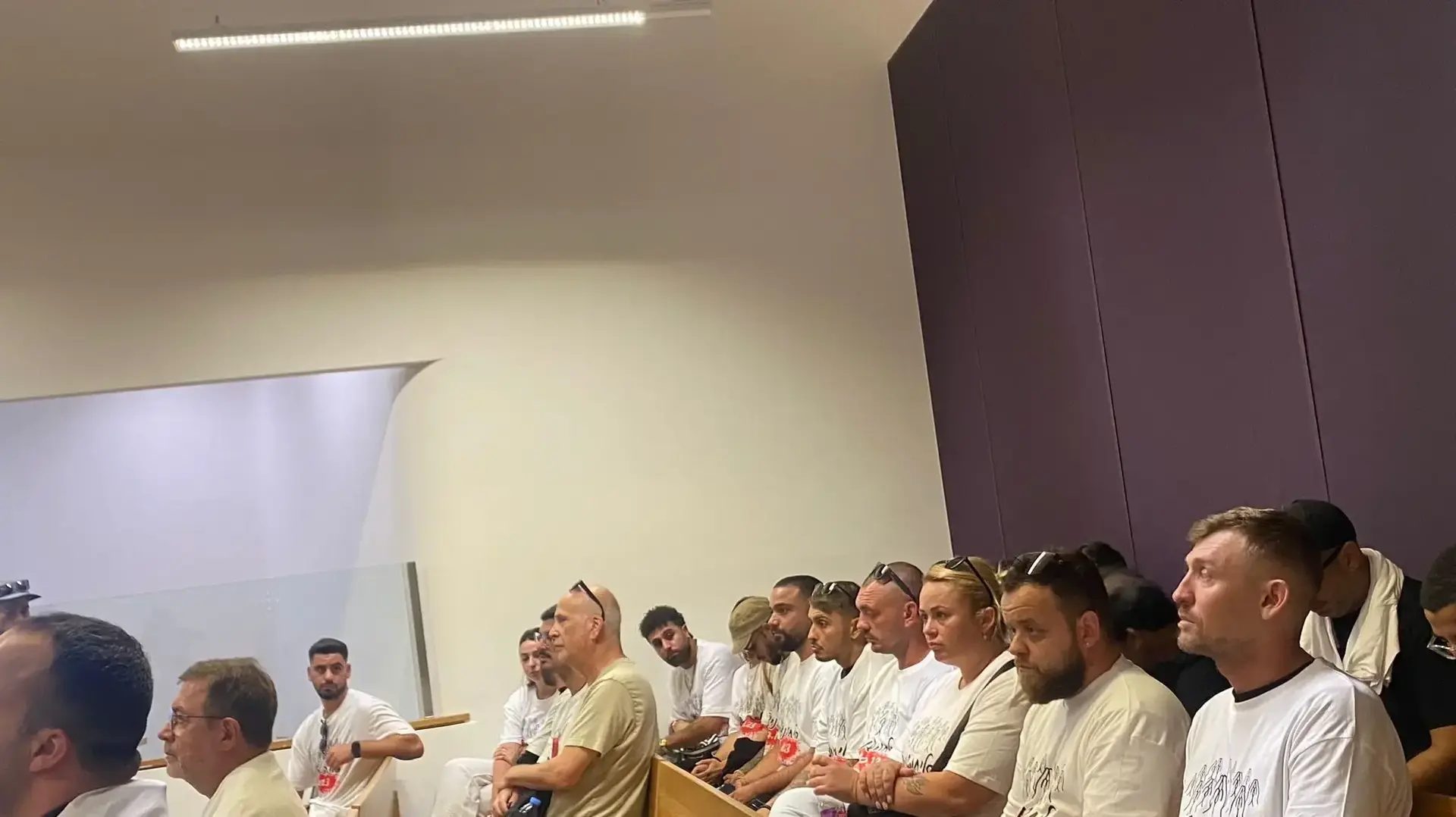 ניצולי נובה לבושים בחולצות "סליחה שניצלנו" בדיון תביעת הרשלנות ,בית המשפט מחוזי ת"א , 15 בספטמבר 2024