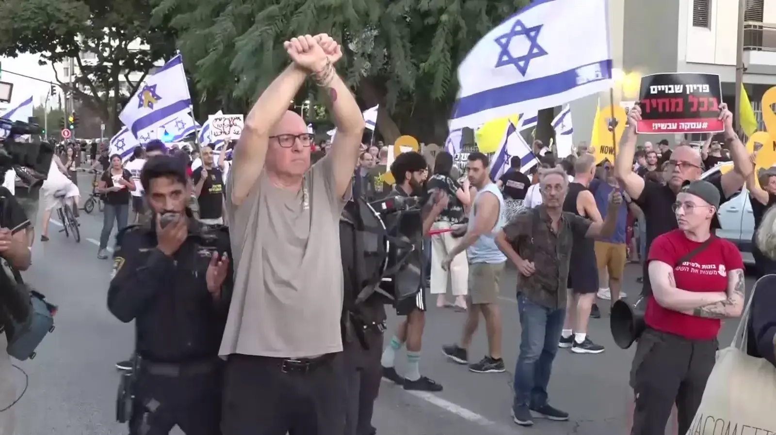 הפגנה מול ביתו של גדעון סער, 16 בספטמבר 2024 הפגנה מול ביתו של גדעון סער, 16 בספטמבר 2024