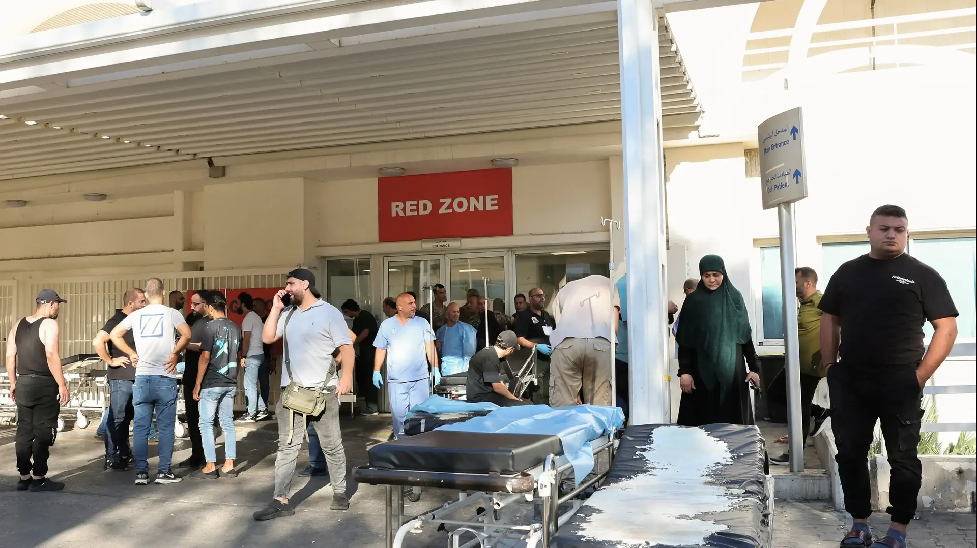 אנשים מתאספים מחוץ לבית חולים אליו הגיעו פעילי חזבאללה שנפצעו מפיצוץ מכשירי קשר,ביירות, לבנון 17 בספטמבר 2024 אנשים מתאספים מחוץ לבית חולים אליו הגיעו פעילי חזבאללה שנפצעו מפיצוץ מכשירי קשר,ביירות, לבנון 17 בספטמבר 2024