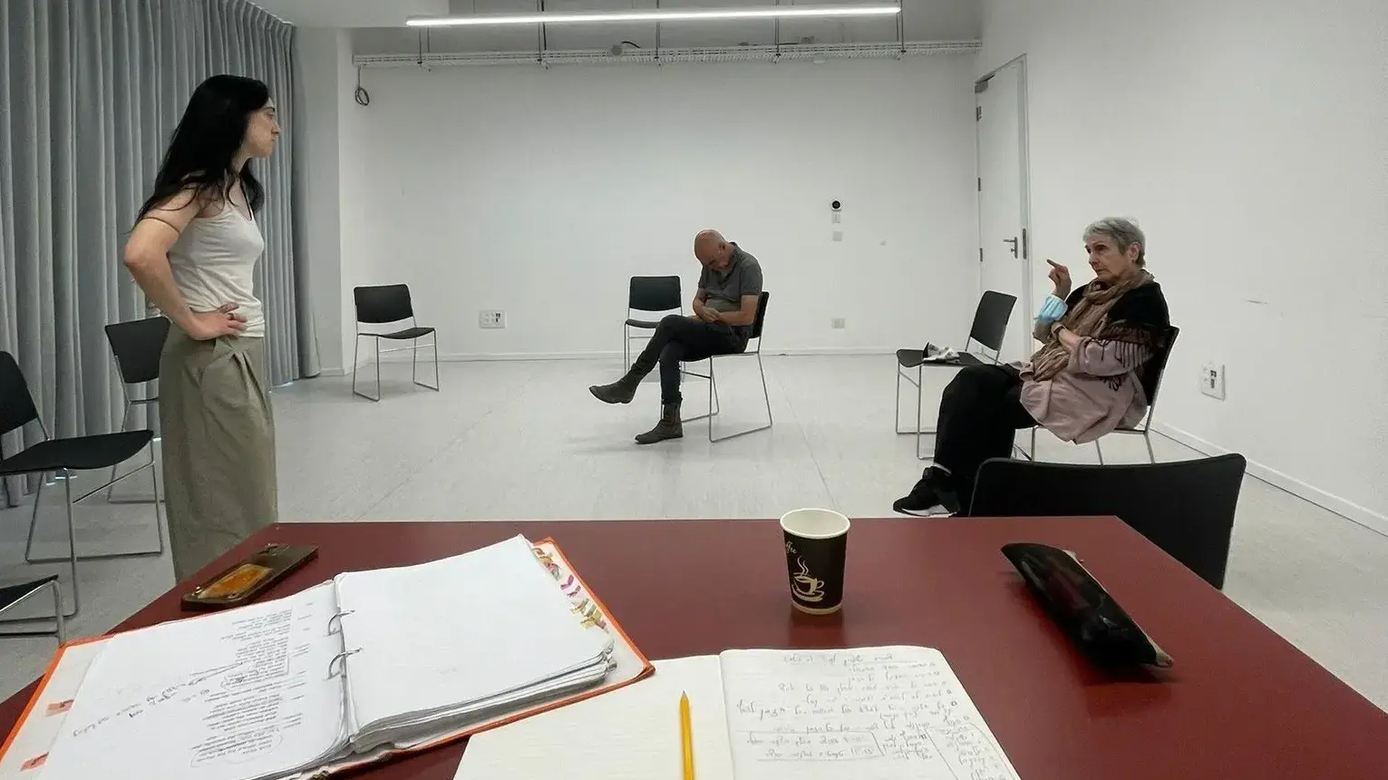 מחדר חזרות להצגה "המלך ליר" של אנסמבל עיתים, בבימוי רנה ירושלמי מחדר חזרות להצגה "המלך ליר" של אנסמבל עיתים, בבימוי רנה ירושלמי