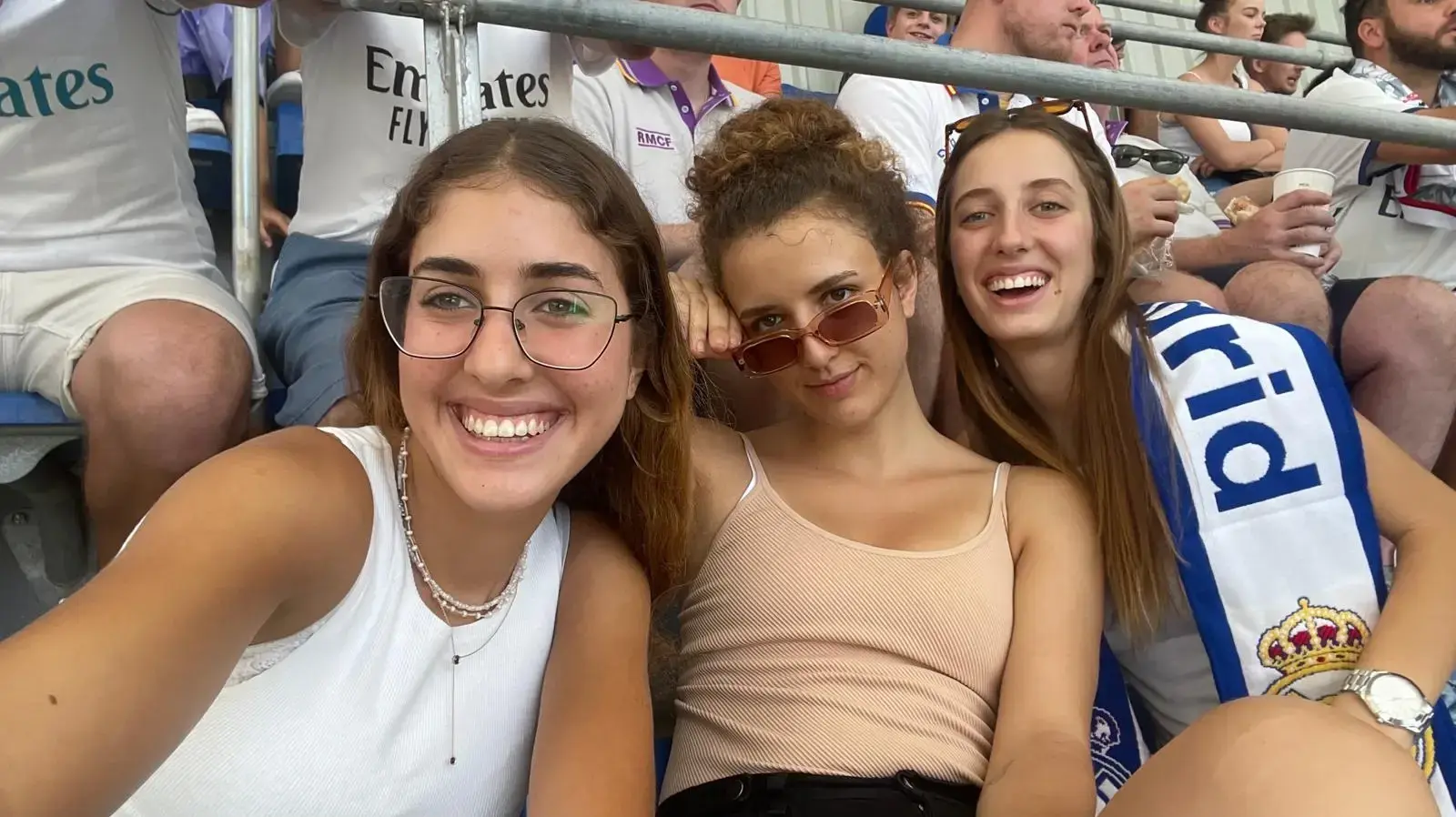 אגם נעים ואחיותיה אגם נעים ואחיותיה
