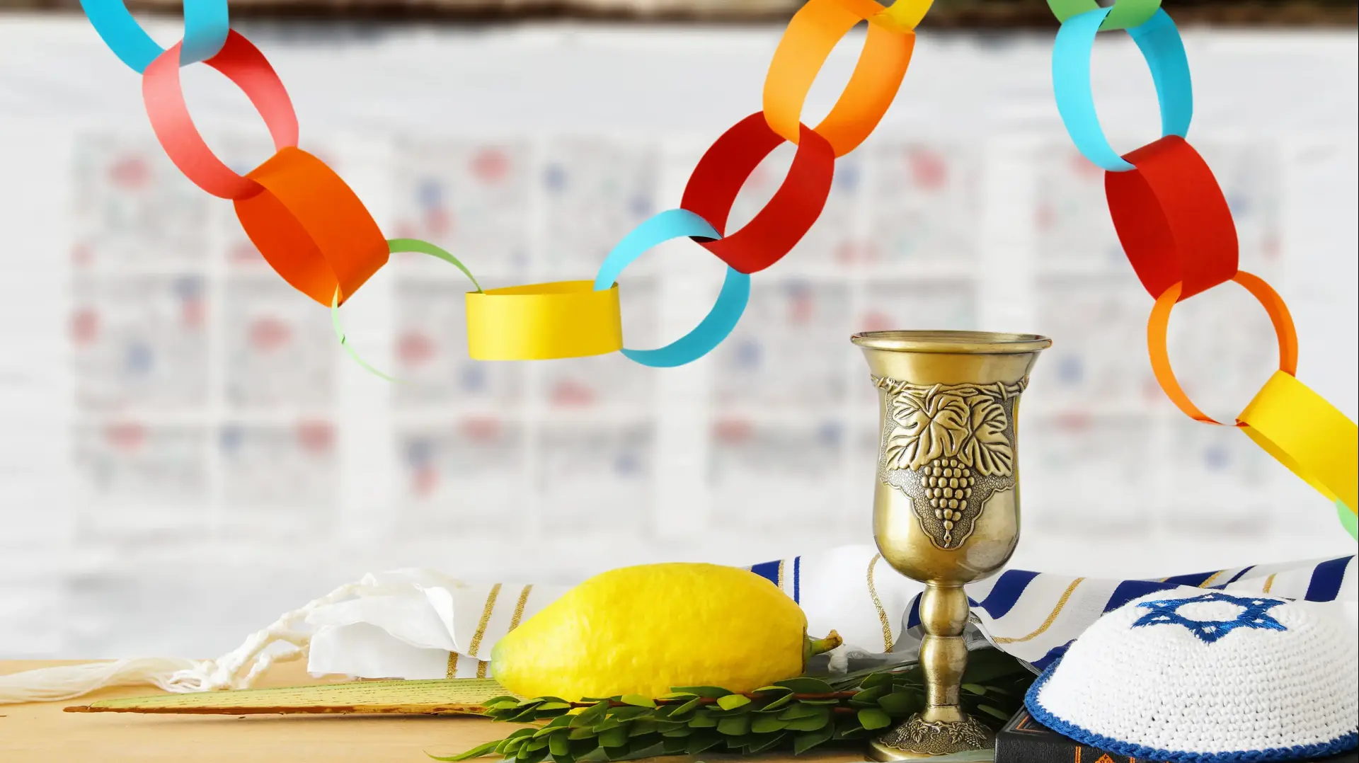 בחג הסוכות, הנקרא גם חג האסיף, נוהגים לשבת בסוכה ולארח בה, מנהג הידוע בכינויו "אושפיזין"