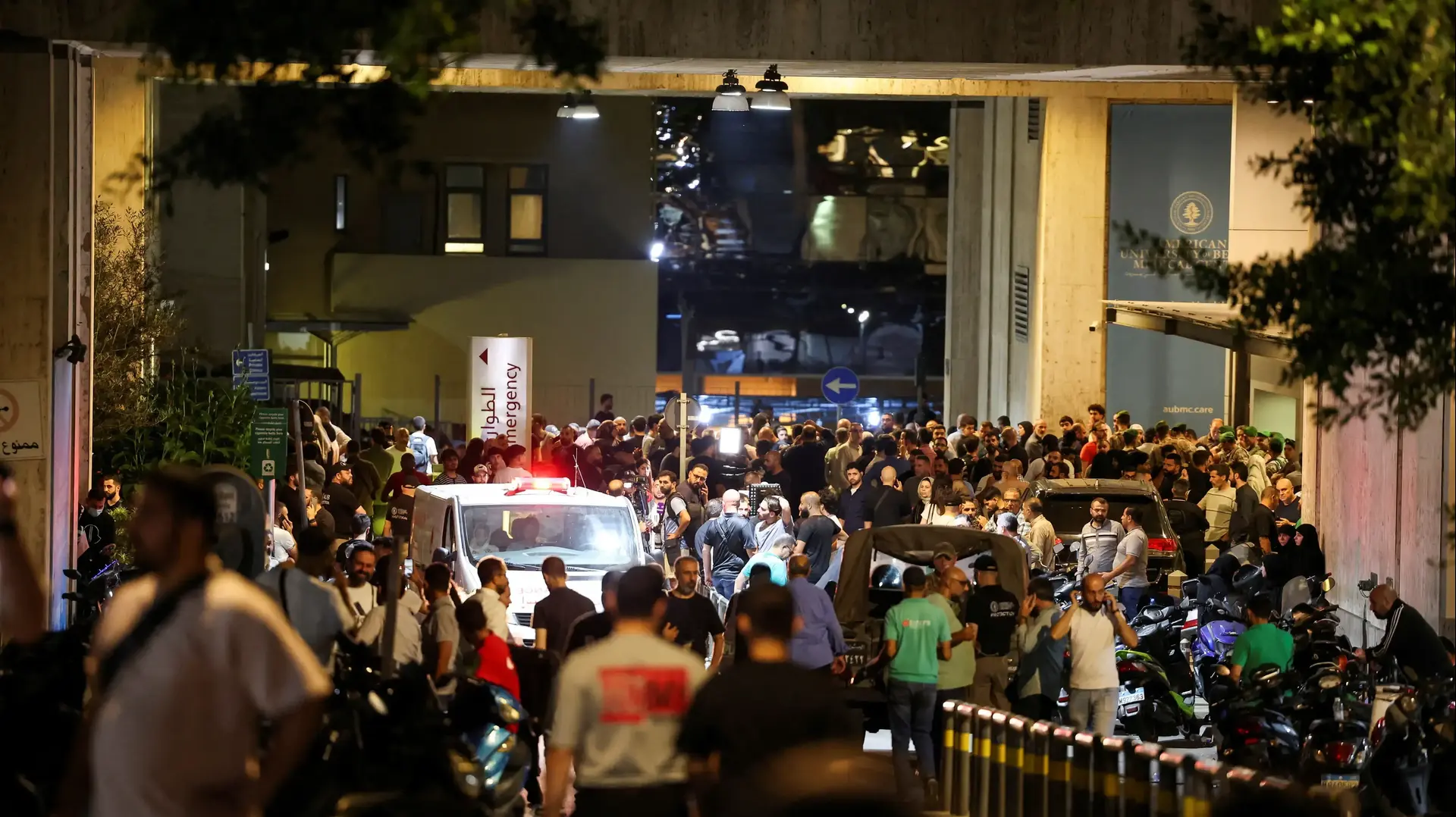 מחוץ לבית החולים שבו נפצעו פעילי חיזבאללה לאחר תקיפת מכשירי הקשר,בירות , 17 בספטמבר 2024 מחוץ לבית החולים שבו נפצעו פעילי חיזבאללה לאחר תקיפת מכשירי הקשר,בירות , 17 בספטמבר 2024