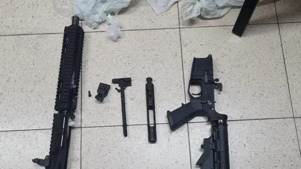 נשק ומטעני חבלה שנתפסו אצל אחד החשודים שניסו לחסל את משה בוגי יעלון באמצעות כלימגור, פארק הירקון, ספטמבר 2023 נשק ומטעני חבלה שנתפסו אצל אחד החשודים שניסו לחסל את משה בוגי יעלון באמצעות כלימגור, פארק הירקון, ספטמבר 2023