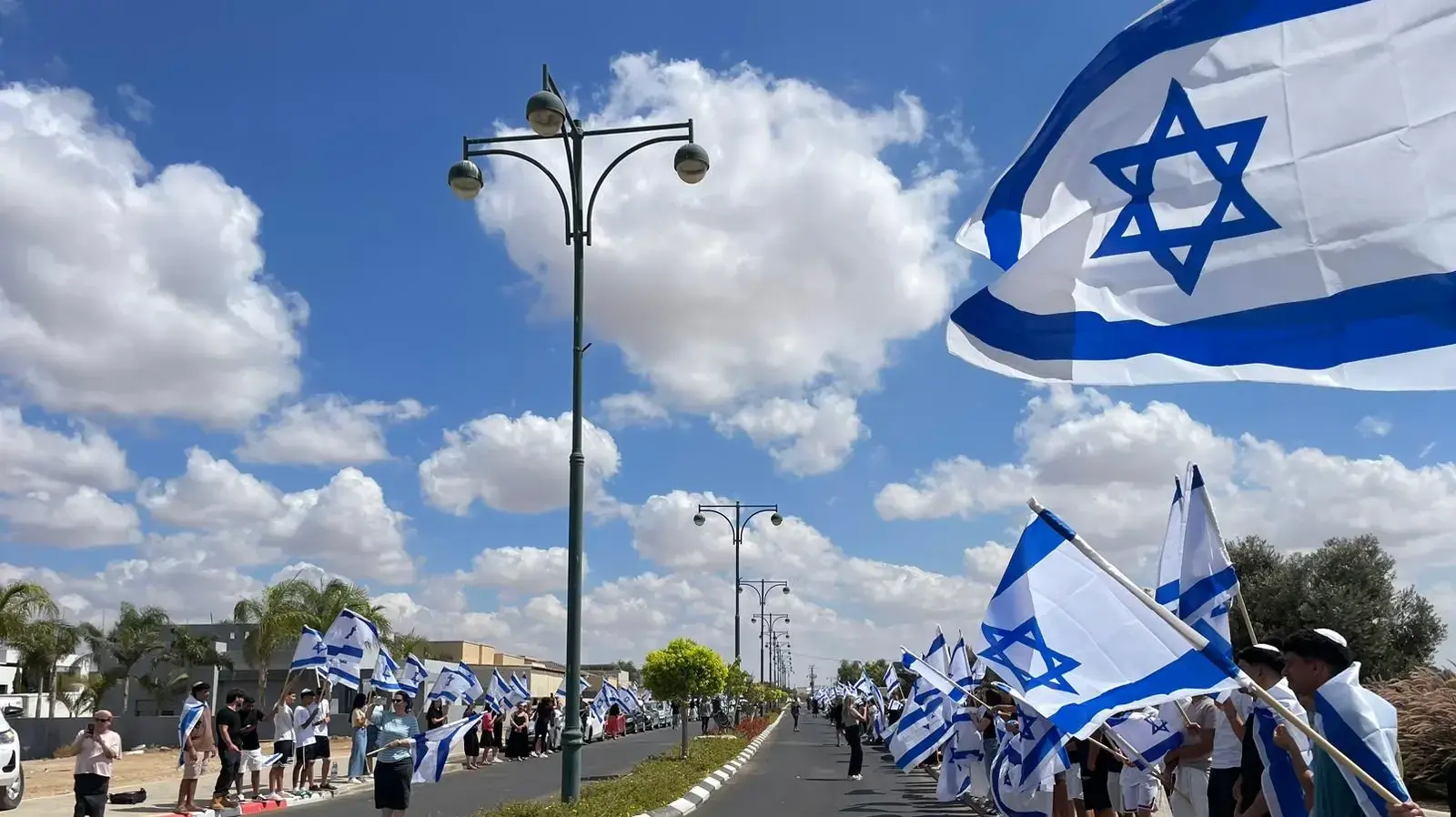 תושבים עם דגלי ישראל מלווים את השיירה של עמית באכרי , 18 בספטמבר 2024 תושבים עם דגלי ישראל מלווים את השיירה של עמית באכרי , 18 בספטמבר 2024