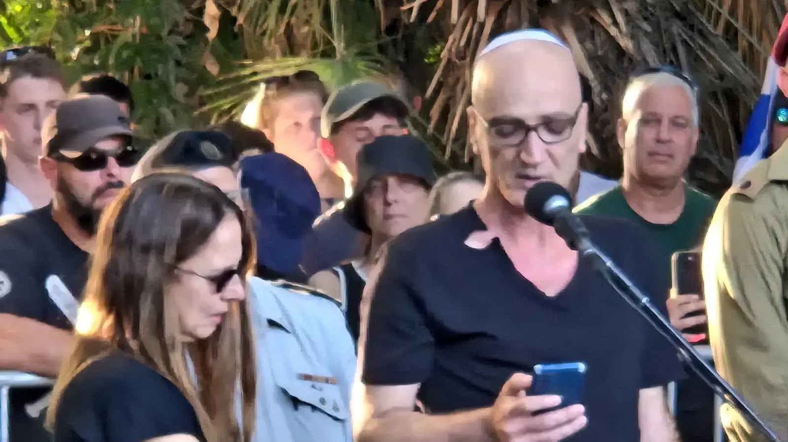הוריה של אגם נעים ז"ל ,בבית העלמין של קיבוץ משמרות.18 בספטמבר 2024 הוריה של אגם נעים ז"ל ,בבית העלמין של קיבוץ משמרות.18 בספטמבר 2024