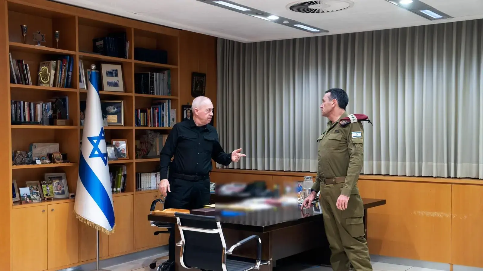 שר הביטחון יואב גלנט מקיים כעת הערכת מצב עם הרמטכ״ל רב-אלוף הרצי הלוי, מנכ״ל משרד הביטחון אלוף (מיל׳) אייל זמיר ובכירים נוספים במערכת הביטחון. שר הביטחון יואב גלנט מקיים כעת הערכת מצב עם הרמטכ״ל רב-אלוף הרצי הלוי, מנכ״ל משרד הביטחון אלוף (מיל׳) אייל זמיר ובכירים נוספים במערכת הביטחון.