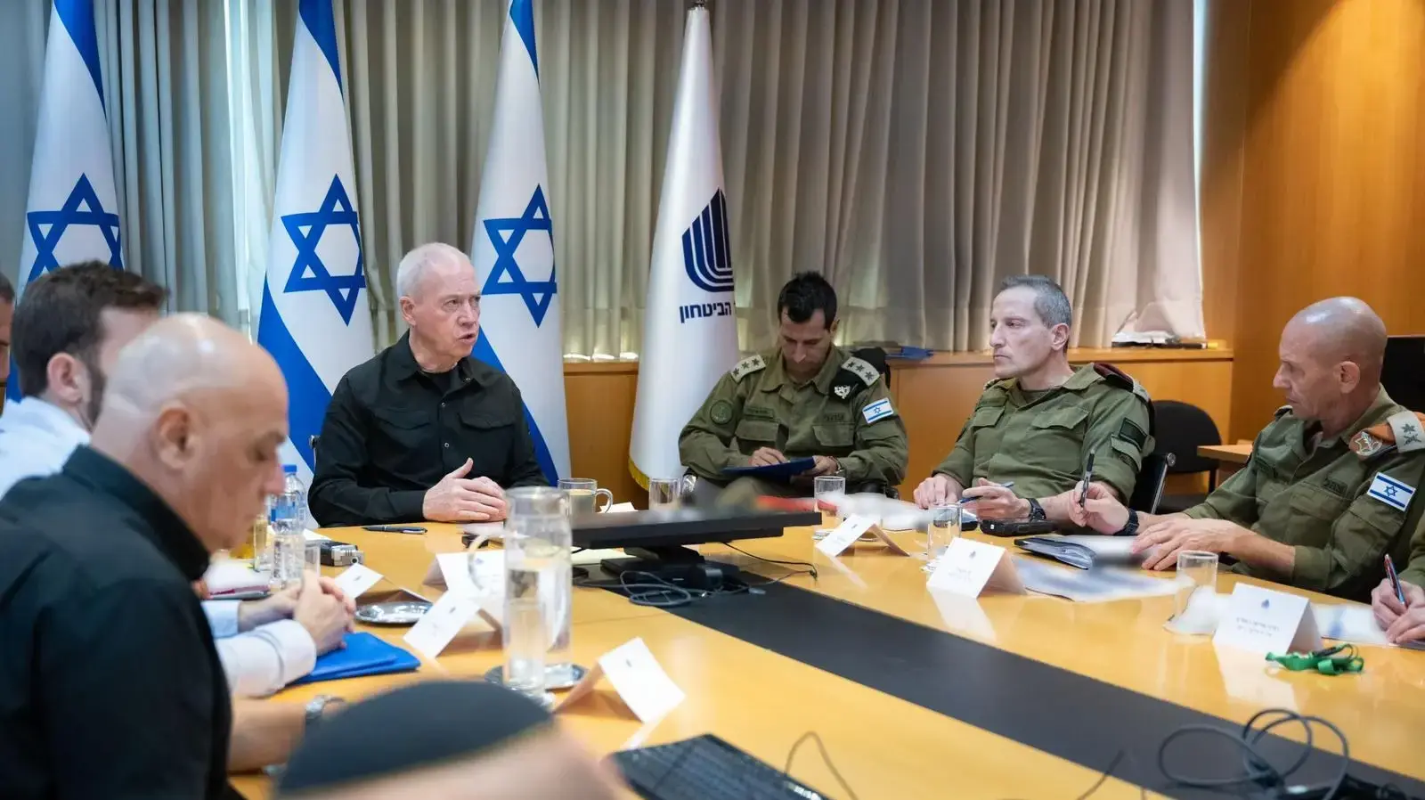 שר הביטחון יואב גלנט בדיון עם מנכ״ל משרד הביטחון אלוף (במיל׳) אייל זמיר, סגן הרמטכ״ל אלוף אמיר ברעם, מפקד פיקוד העורף אלוף רפי מילוא, 23 בספטמבר 2024 שר הביטחון יואב גלנט בדיון עם מנכ״ל משרד הביטחון אלוף (במיל׳) אייל זמיר, סגן הרמטכ״ל אלוף אמיר ברעם, מפקד פיקוד העורף אלוף רפי מילוא, 23 בספטמבר 2024