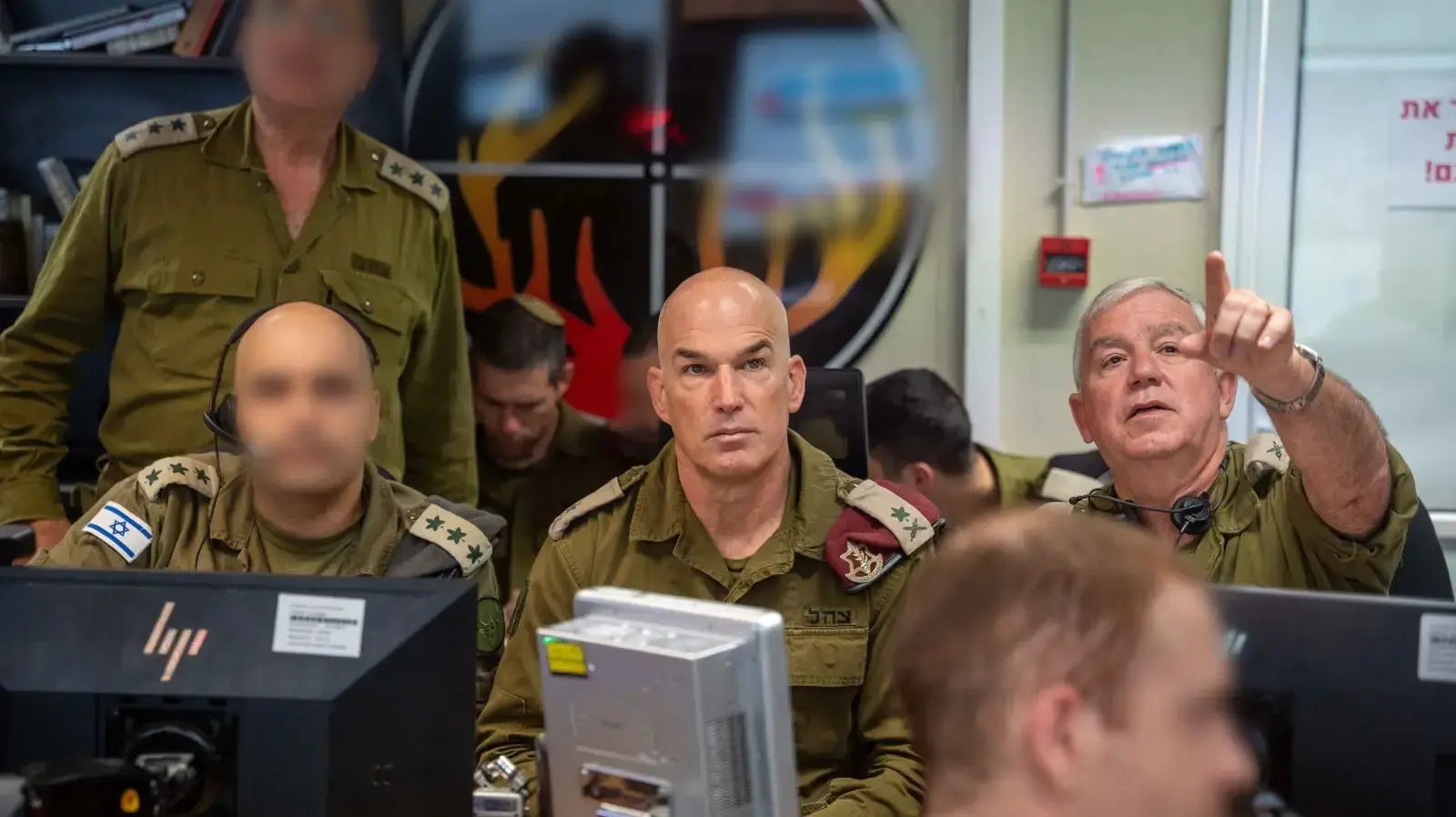 מפקד פיקוד הצפון, אלוף אורי גורדין בהערכת מצב בבור פיקוד הצפון עם מפקדי חמ״ל מרכז האש, 23 בספטמבר 2024 מפקד פיקוד הצפון, אלוף אורי גורדין בהערכת מצב בבור פיקוד הצפון עם מפקדי חמ״ל מרכז האש, 23 בספטמבר 2024