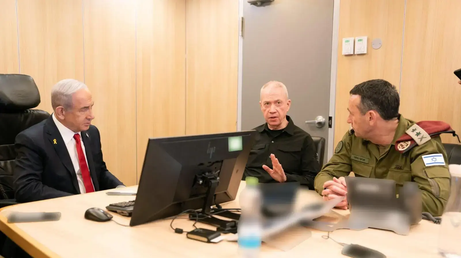 שר הביטחון ,יואב גלנט עם ראש הממשלה בנימין נתניהו והרמטכ"ל הרצי הלוי בסקירה מבצעית על הרחבת תקיפות יעדי חיזבאללה, בחמ״ל הפיקוד של חיל האוויר, .23 בספטמבר 2024 שר הביטחון ,יואב גלנט עם ראש הממשלה בנימין נתניהו והרמטכ"ל הרצי הלוי בסקירה מבצעית על הרחבת תקיפות יעדי חיזבאללה, בחמ״ל הפיקוד של חיל האוויר, .23 בספטמבר 2024
