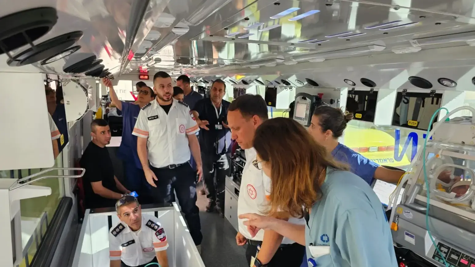 אוטובוס טיפול נמרץ חדש ראשון מסוגו בארץ של מגן דוד אדום, הכולל 7 מיטות ו-10 מקומות ישיבה. 24 בספטמבר 2024 אוטובוס טיפול נמרץ חדש ראשון מסוגו בארץ של מגן דוד אדום, הכולל 7 מיטות ו-10 מקומות ישיבה. 24 בספטמבר 2024