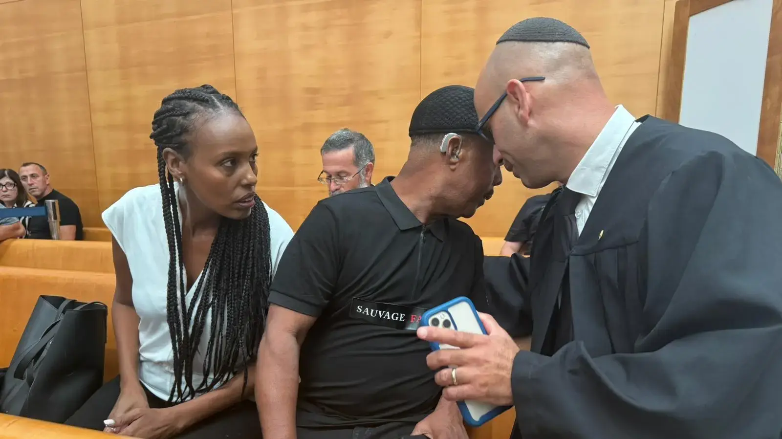 עו״ד רינה איילין גורליק ועו״ד אסי פיסו עם אביו של סלומון טקה .בית נמשפט המחוזי בחיפה. 23 בספטמבר 2024 עו״ד רינה איילין גורליק ועו״ד אסי פיסו עם אביו של סלומון טקה .בית נמשפט המחוזי בחיפה. 23 בספטמבר 2024