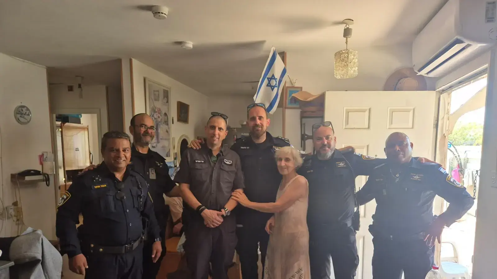 השוטרים שהגיעו לפעילות קהילתית עם ניצולי שואה באופקים השוטרים שהגיעו לפעילות קהילתית עם ניצולי שואה באופקים