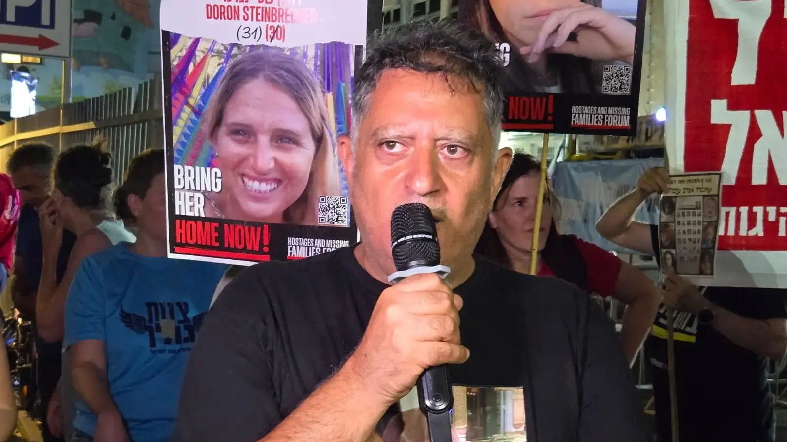 אלי אלבג, הפגנה מול הרמת כוסית של חברי הקואליציה.25 בספטמבר 2024 אלי אלבג, הפגנה מול הרמת כוסית של חברי הקואליציה.25 בספטמבר 2024