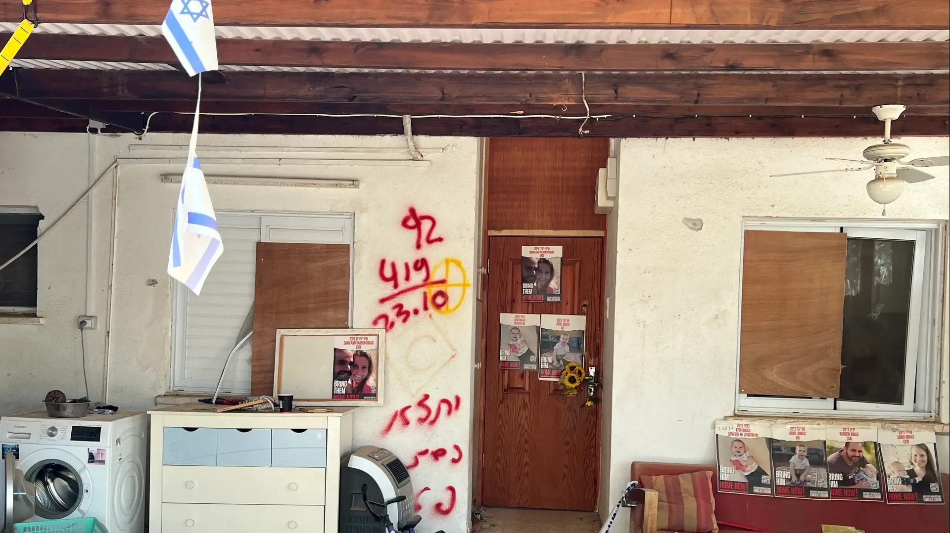 ביתם של שירי וירדן ביבס וילדיהם אריאל וכפיר בקיבוץ ניר עוז, שנחטפו לרצועת עזה על ידי מחבלי החמאס ב-7 באוקטובר. צולם ב-2 בספטמבר 2024 ביתם של שירי וירדן ביבס וילדיהם אריאל וכפיר בקיבוץ ניר עוז, שנחטפו לרצועת עזה על ידי מחבלי החמאס ב-7 באוקטובר. צולם ב-2 בספטמבר 2024