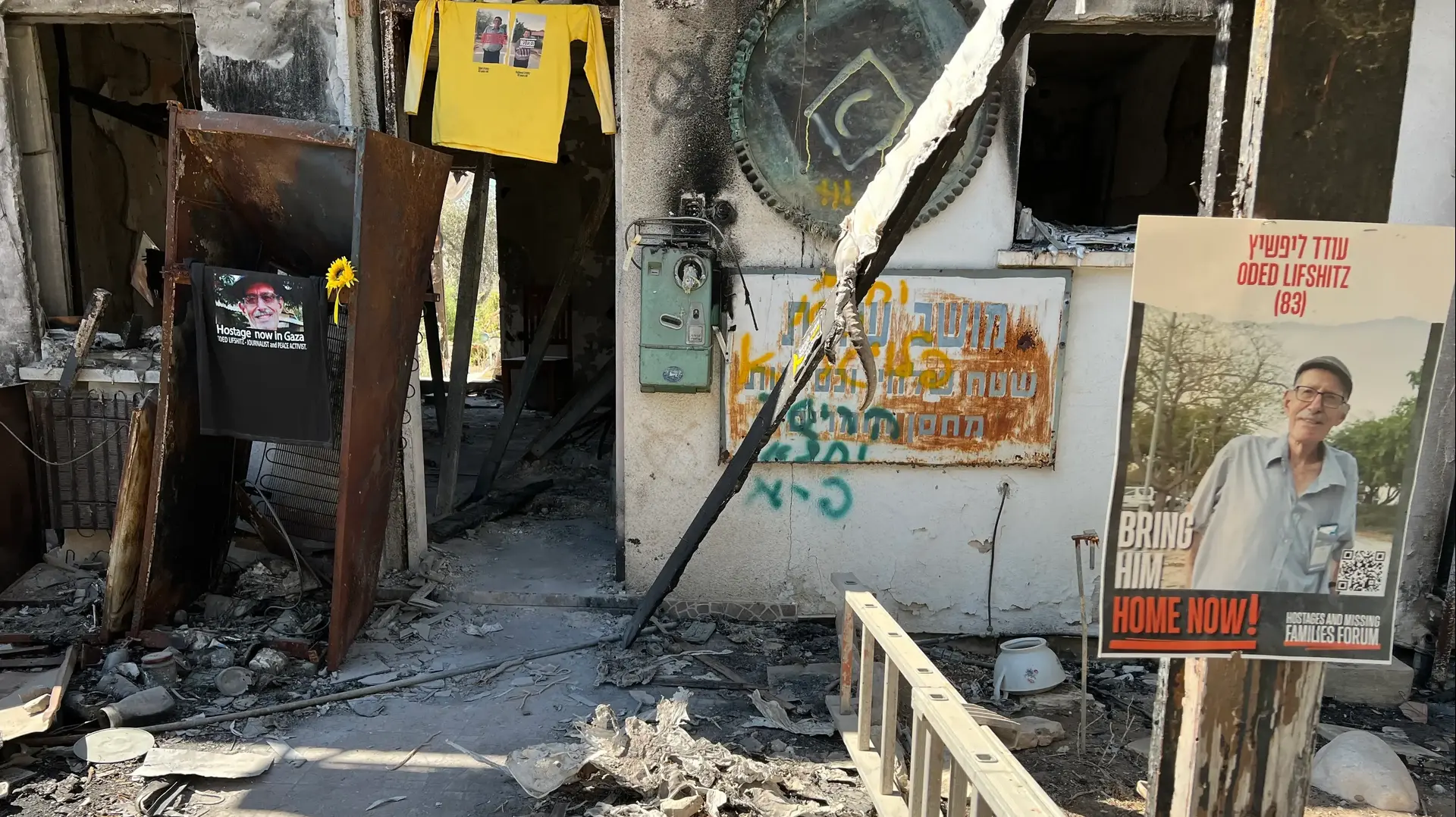 ביתם של עודד ויוכבד ליפשיץ בקיבוץ ניר עוז, ממנו נחטפו ב-7 באוקטובר על ידי מחבלי החמאס וביתם הועלה באש. ב-23 באוקטובר 2023 שוחררה יוכבד. צולם ב-2 בספטמבר 2024 ביתם של עודד ויוכבד ליפשיץ בקיבוץ ניר עוז, ממנו נחטפו ב-7 באוקטובר על ידי מחבלי החמאס וביתם הועלה באש. ב-23 באוקטובר 2023 שוחררה יוכבד. צולם ב-2 בספטמבר 2024