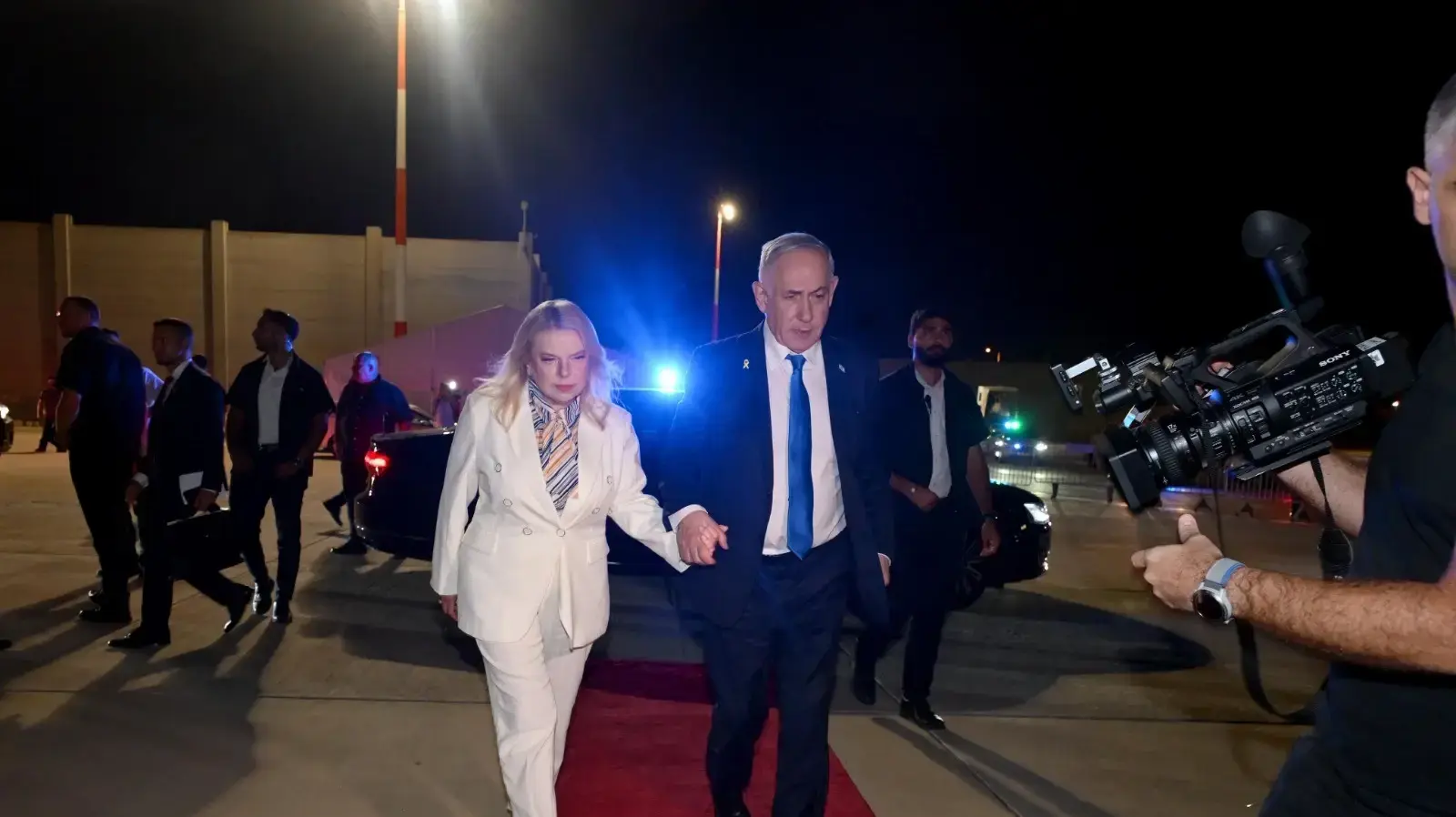 ראש הממשלה בנימין נתניהו ורעייתו שרה נתניהו לפני המראתם לניו יורק, 26 בספטמבר 2024