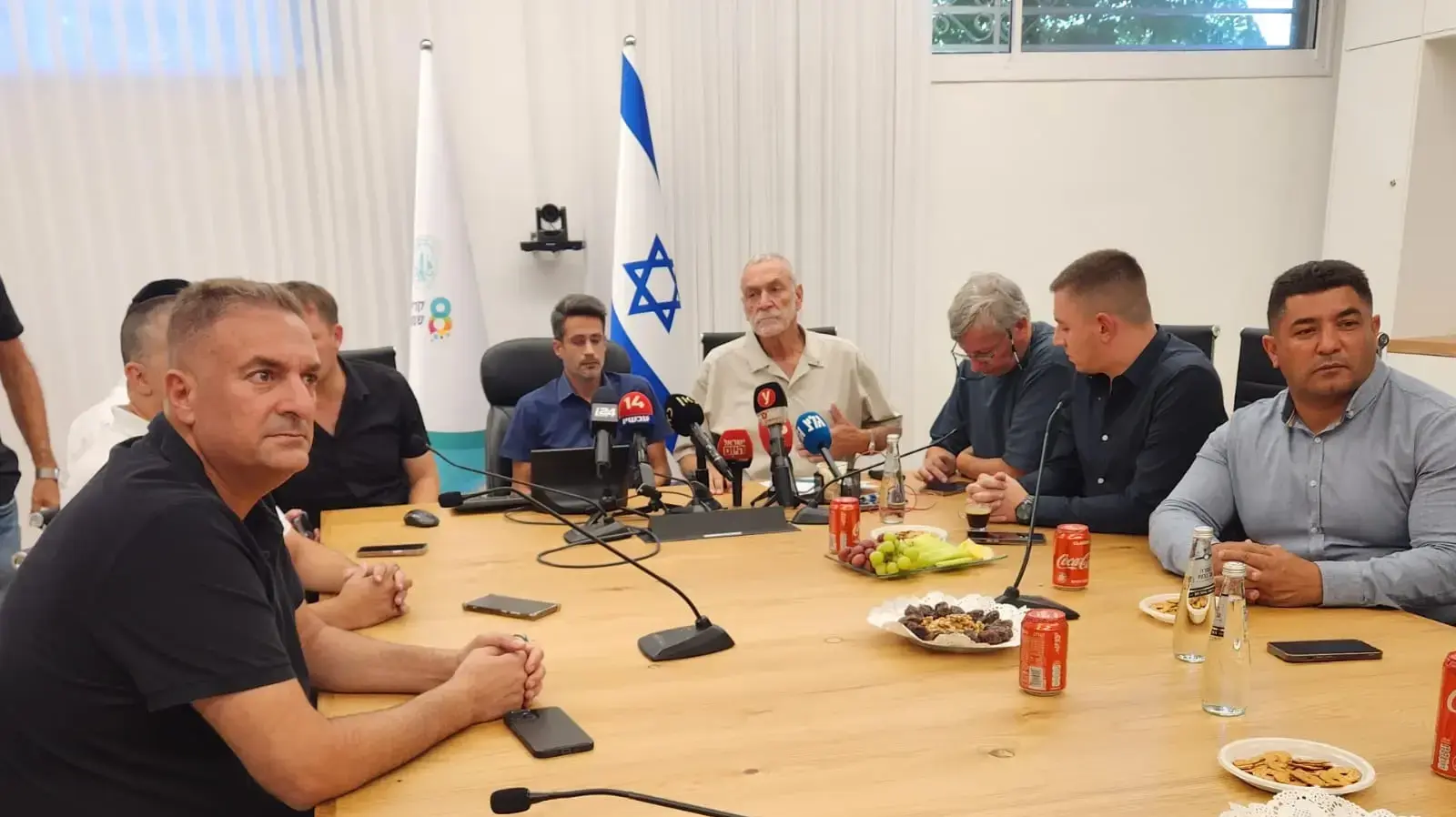 ישיבת חירום של ראשי הרשויות בצפון במטרה להעביר מסר חד וברור לממשלת ישראל,אולם המליאה בבניין העירייה בקריית שמונה. 26 בספטמבר 2024 ישיבת חירום של ראשי הרשויות בצפון במטרה להעביר מסר חד וברור לממשלת ישראל,אולם המליאה בבניין העירייה בקריית שמונה. 26 בספטמבר 2024