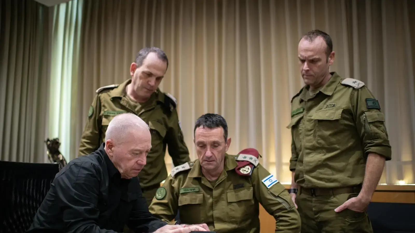 שר הביטחון ,יואב גלנט , הרמטכ״ל ,הרצי הלוי, ראש אמ״ץ , עודד בסיוק וראש אמ״ן ,שלומי בינדר, 26 בספטמבר 2024 שר הביטחון ,יואב גלנט , הרמטכ״ל ,הרצי הלוי, ראש אמ״ץ , עודד בסיוק וראש אמ״ן ,שלומי בינדר, 26 בספטמבר 2024