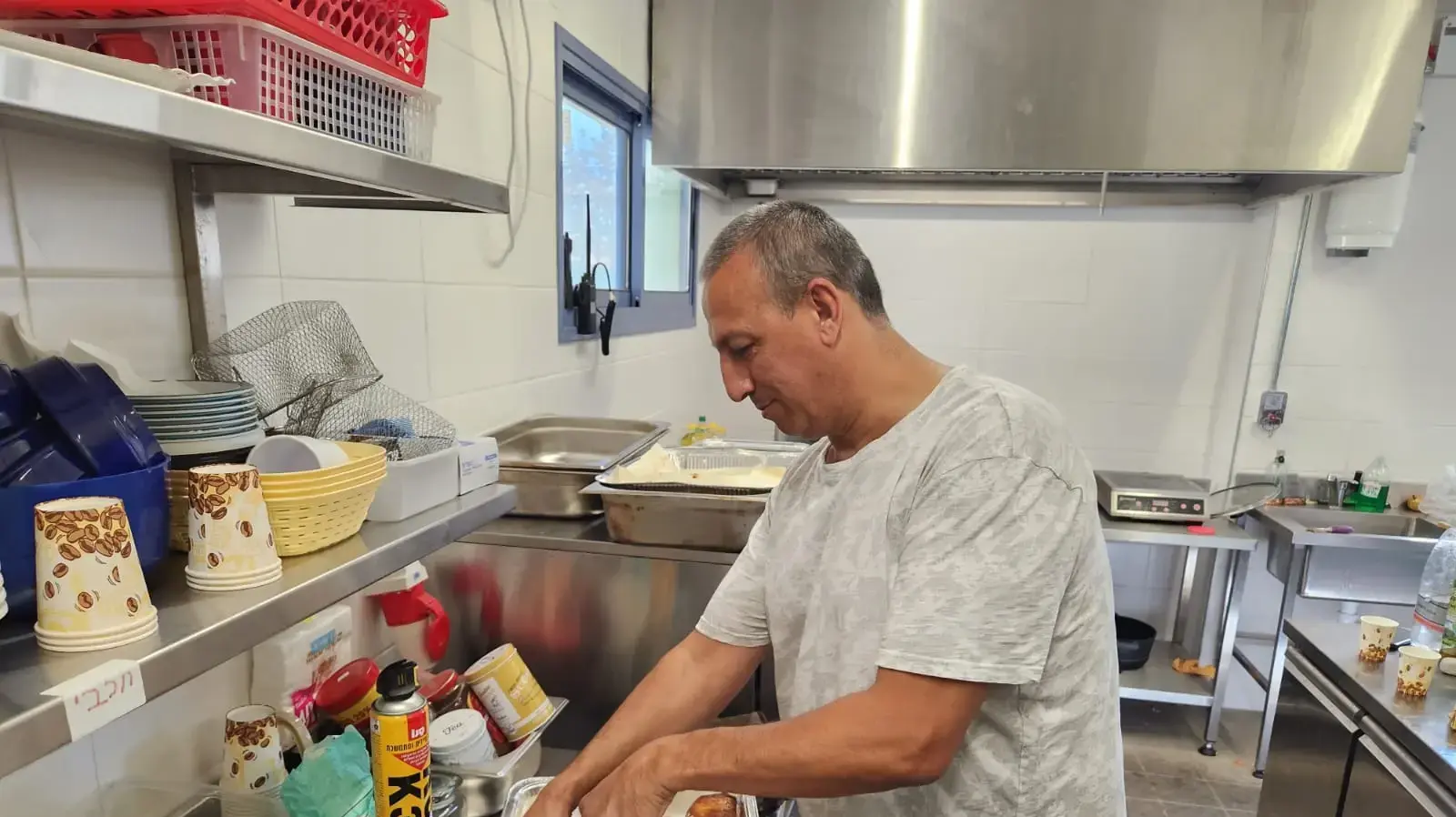 דוד אזולאי, ראש המועצה, מכין ארוחה לכיתת הכוננות, מטולה, 25 בספטמבר 2024 דוד אזולאי, ראש המועצה, מכין ארוחה לכיתת הכוננות, מטולה, 25 בספטמבר 2024