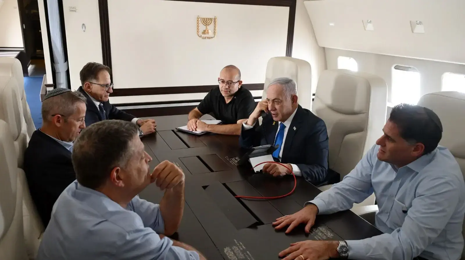 ראש הממשלה נתניהו מאשר את מבצע החיסול בביירות ממטוס ״כנף ציון״ ,25 בספטמבר 2024 ראש הממשלה נתניהו מאשר את מבצע החיסול בביירות ממטוס ״כנף ציון״ ,25 בספטמבר 2024