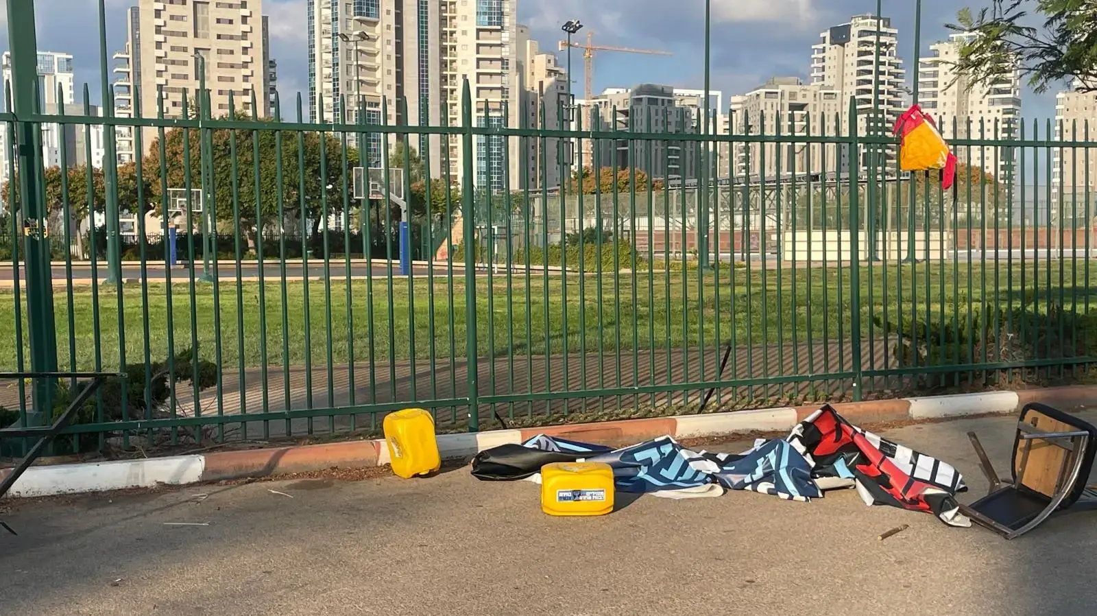 השחתת שלטי הפגנה למען החטופים, נתניה, 27 בספטמבר 2024 השחתת שלטי הפגנה למען החטופים, נתניה, 27 בספטמבר 2024