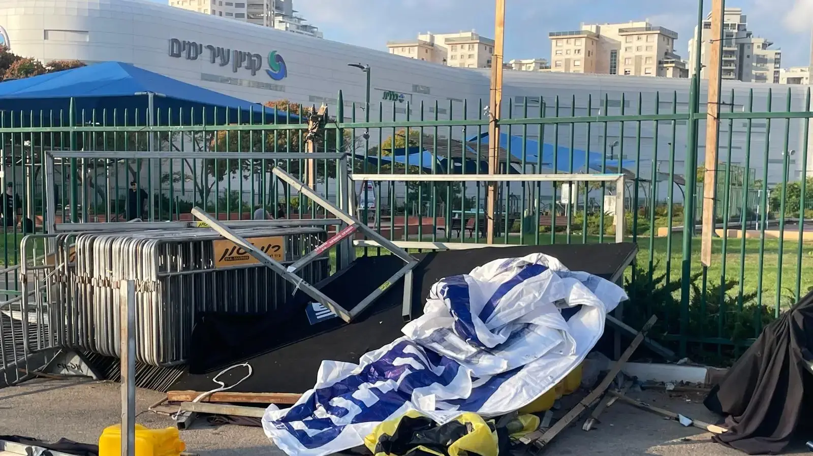 השחתת שלטי הפגנה למען החטופים, נתניה, 27 בספטמבר 2024 השחתת שלטי הפגנה למען החטופים, נתניה, 27 בספטמבר 2024
