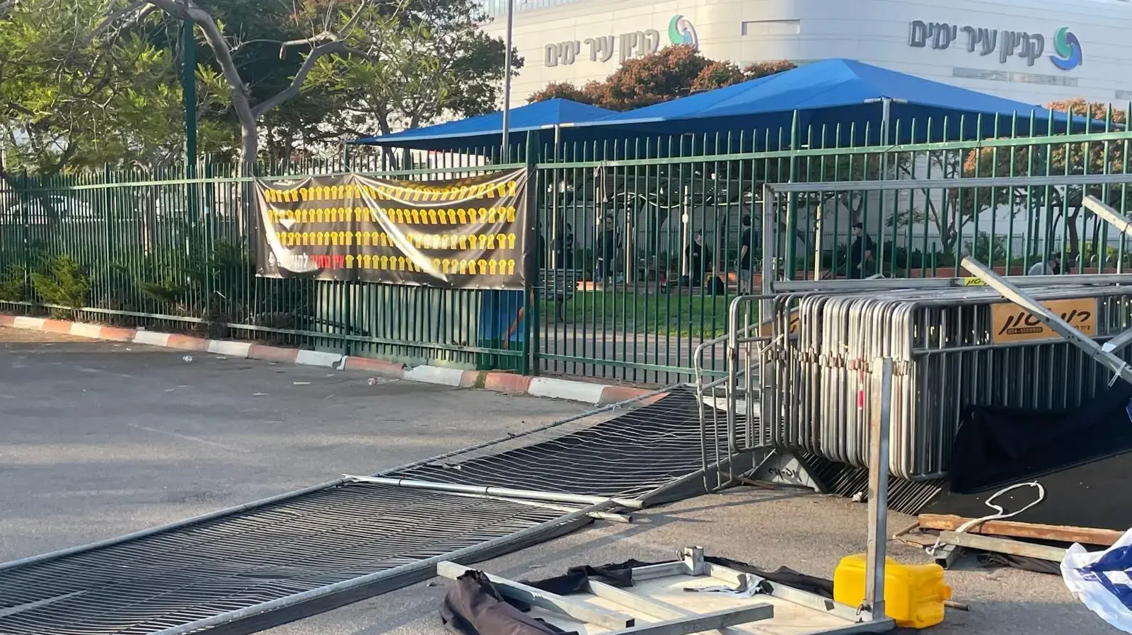 השחתת שלטי הפגנה למען החטופים, נתניה, 27 בספטמבר 2024 השחתת שלטי הפגנה למען החטופים, נתניה, 27 בספטמבר 2024