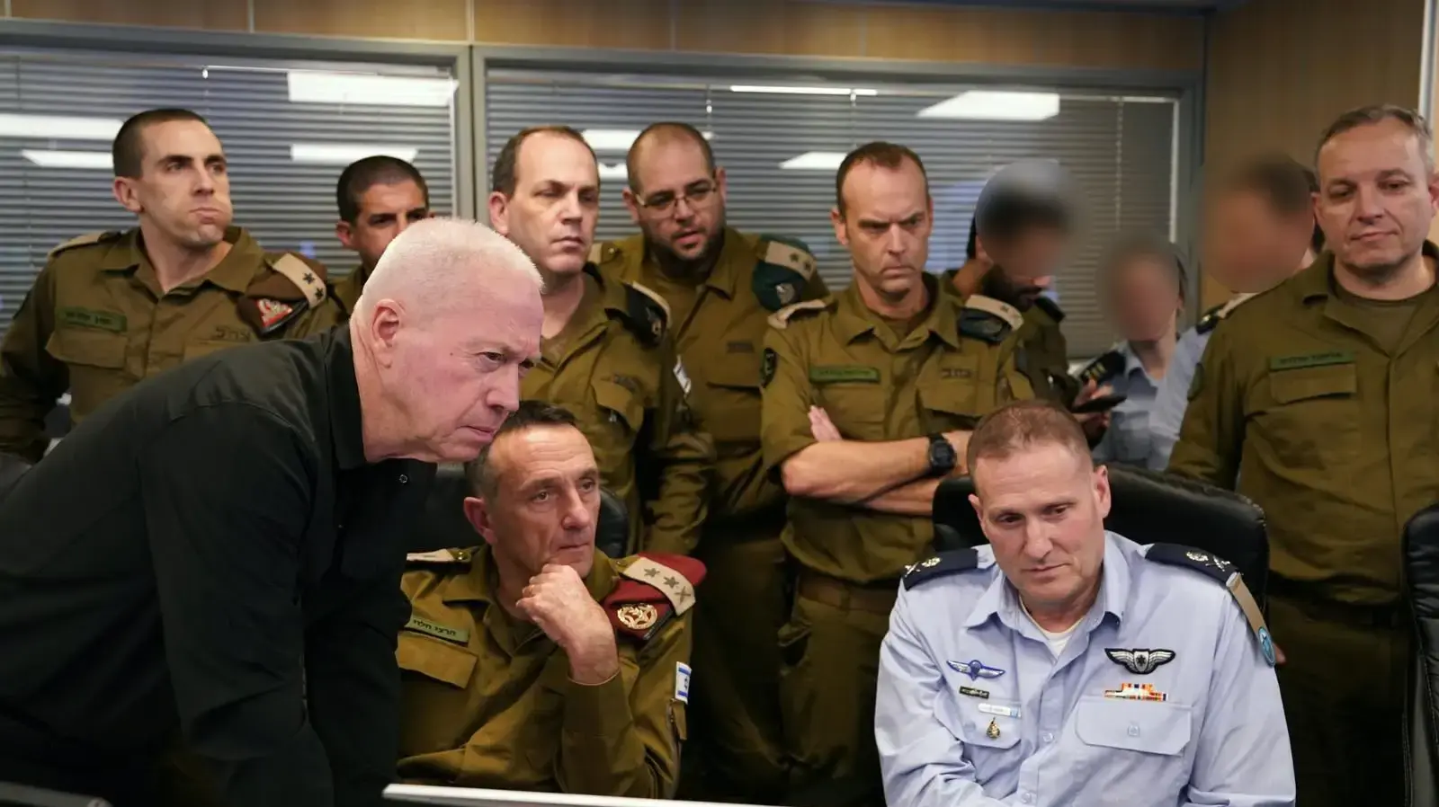 שר הביטחון יואב גלנט צפה בתקיפת המפקדה המרכזית של חיזבאללה מבור הפיקוד של חיל האוויר בקריה שר הביטחון יואב גלנט צפה בתקיפת המפקדה המרכזית של חיזבאללה מבור הפיקוד של חיל האוויר בקריה