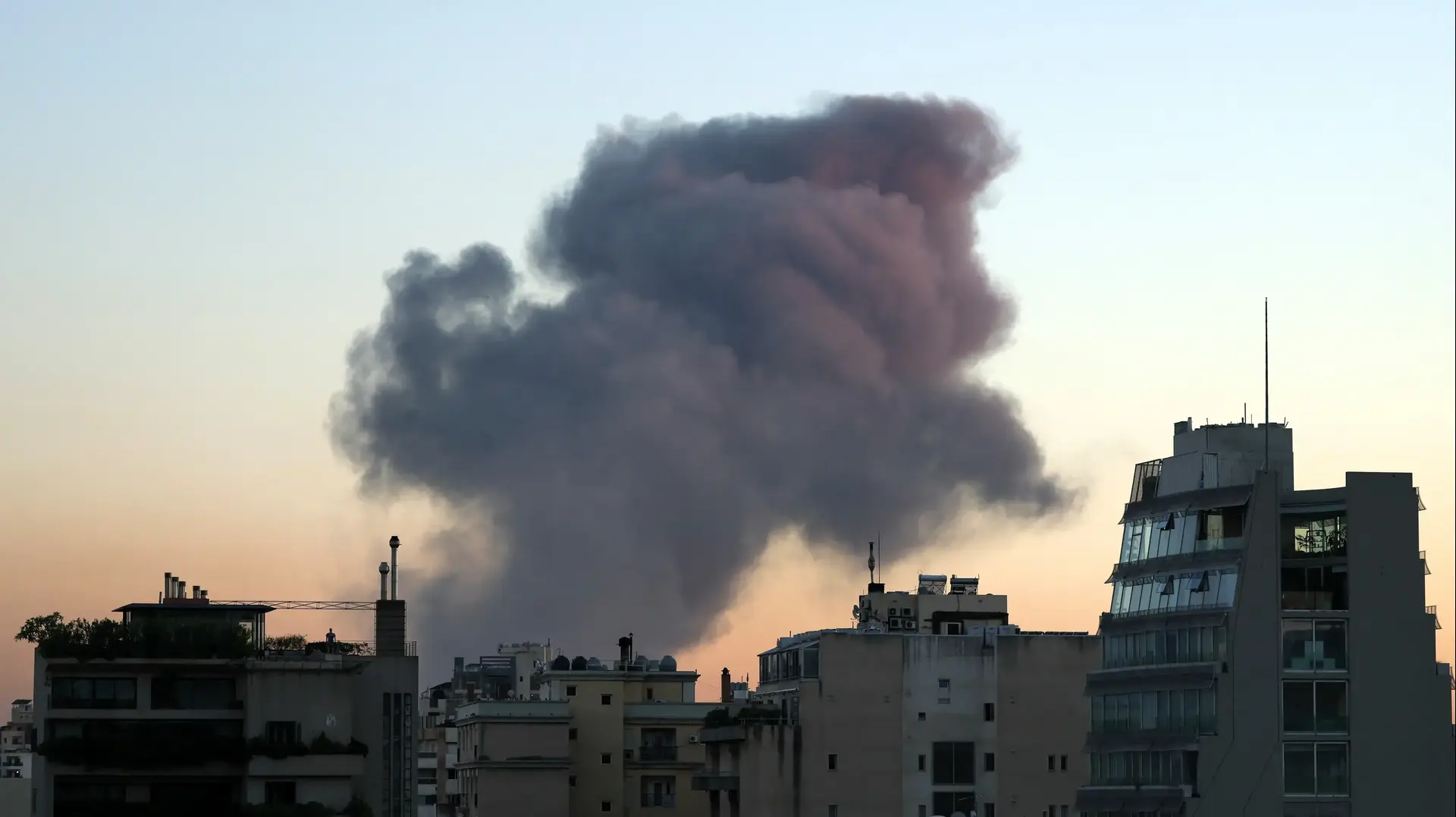 עשן מיתמר מעל הדאחייה לאחר המתקפה על הבונקר של נסראללה, 27 בספטמבר 2024
