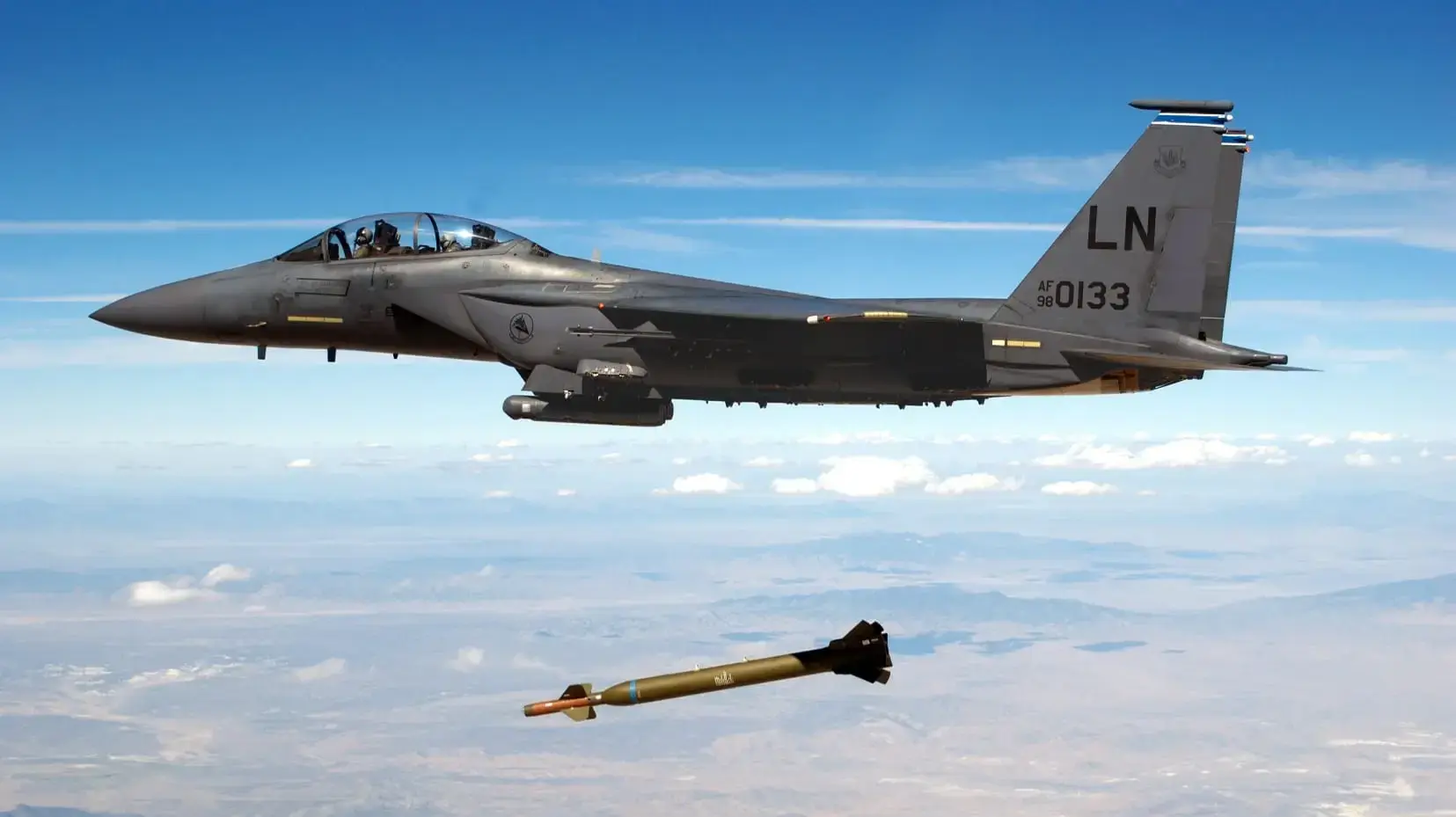 F-15E של חיל האוויר האמריקאי מטיל פצצה חודרת בונקרים GBU-28
