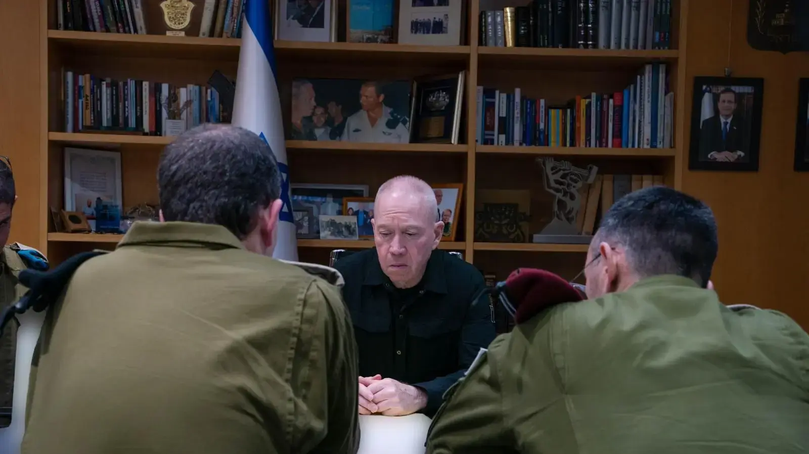 שר הביטחון יואב גלנט מקיים כעת הערכת מצב מבצעית, בדגש על מוכנות כוחות צה״ל להרחבת הפעילות ההתקפית בגזרה הצפונית שר הביטחון יואב גלנט מקיים כעת הערכת מצב מבצעית, בדגש על מוכנות כוחות צה״ל להרחבת הפעילות ההתקפית בגזרה הצפונית