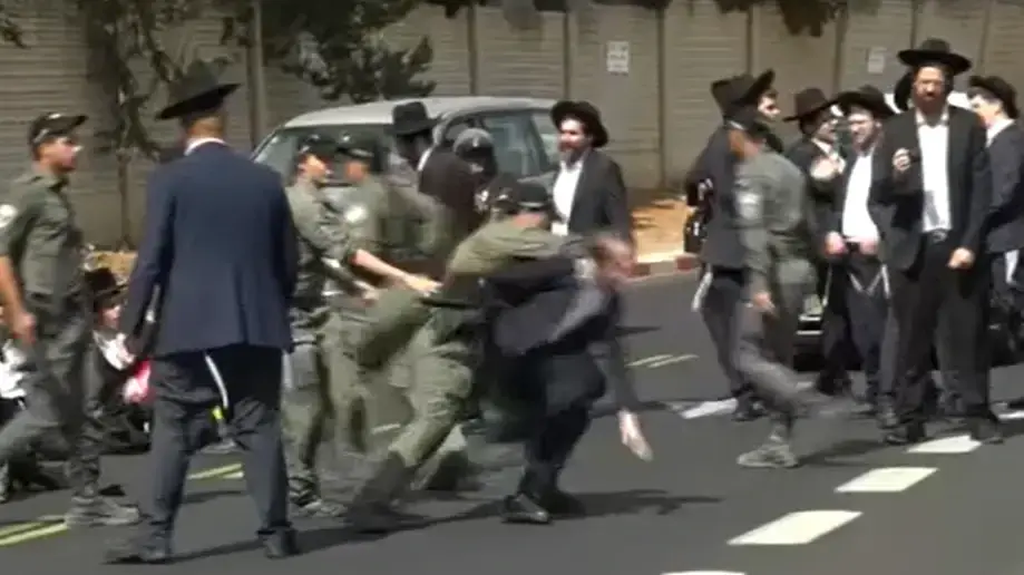 נגד חוק הגיוס: חרדים מפגינים בלשכת הגיוס ,תל השומר, 29 בספטמבר 2024 נגד חוק הגיוס: חרדים מפגינים בלשכת הגיוס ,תל השומר, 29 בספטמבר 2024