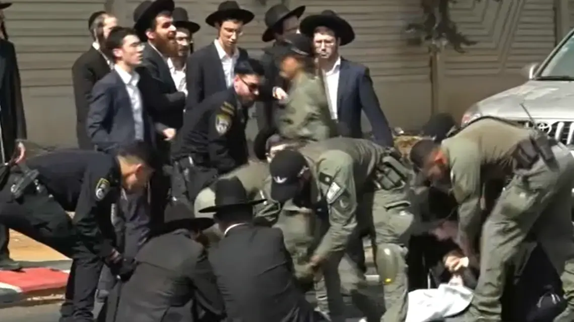 נגד חוק הגיוס: חרדים מפגינים בלשכת הגיוס ,תל השומר, 29 בספטמבר 2024 נגד חוק הגיוס: חרדים מפגינים בלשכת הגיוס ,תל השומר, 29 בספטמבר 2024