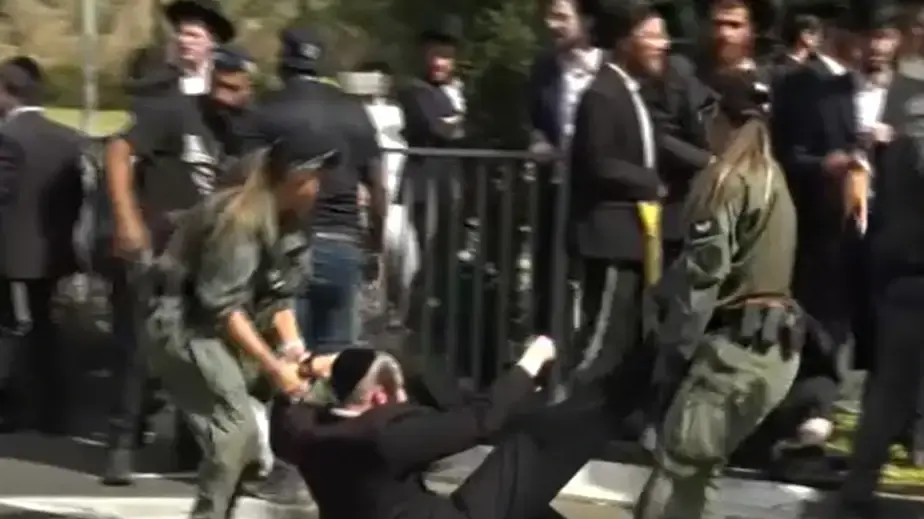 נגד חוק הגיוס: חרדים מפגינים בלשכת הגיוס ,תל השומר, 29 בספטמבר 2024 נגד חוק הגיוס: חרדים מפגינים בלשכת הגיוס ,תל השומר, 29 בספטמבר 2024