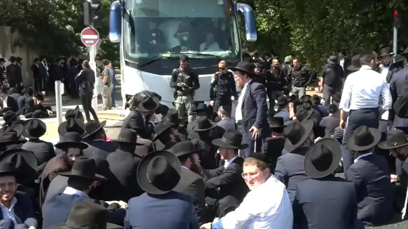 נגד חוק הגיוס: חרדים מפגינים בלשכת הגיוס ,תל השומר, 29 בספטמבר 2024