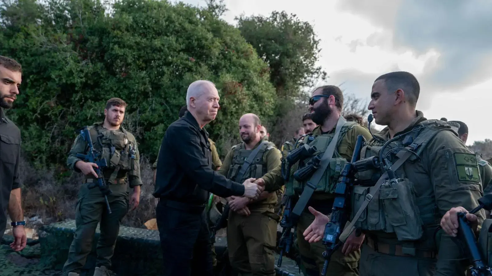 שר הביטחון יואב גלנט בשיחה עם לוחמי השריון בגבול הצפון: ״החיסול של נסראללה הוא שלב חשוב, אבל זה לא הסוף״.30 בספטמבר 2024 שר הביטחון יואב גלנט בשיחה עם לוחמי השריון בגבול הצפון: ״החיסול של נסראללה הוא שלב חשוב, אבל זה לא הסוף״.30 בספטמבר 2024