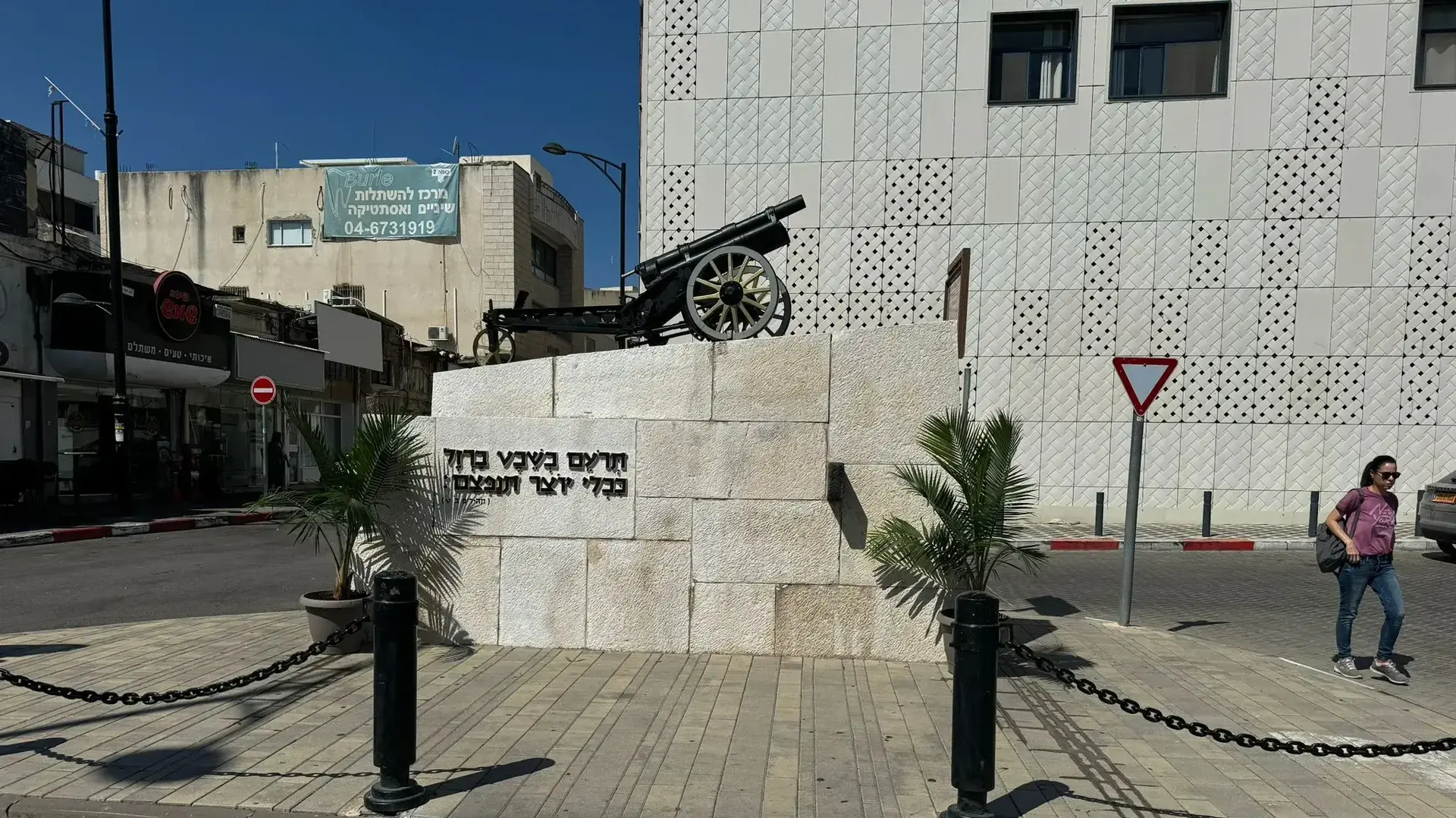 טברייני ותיק יזם- מנהל המוסך הצבאי שיפץ -התותח הישן עבר מתיחת פנים ושב לכיכר העיר.30 בספטמבר 2024 טברייני ותיק יזם- מנהל המוסך הצבאי שיפץ -התותח הישן עבר מתיחת פנים ושב לכיכר העיר.30 בספטמבר 2024