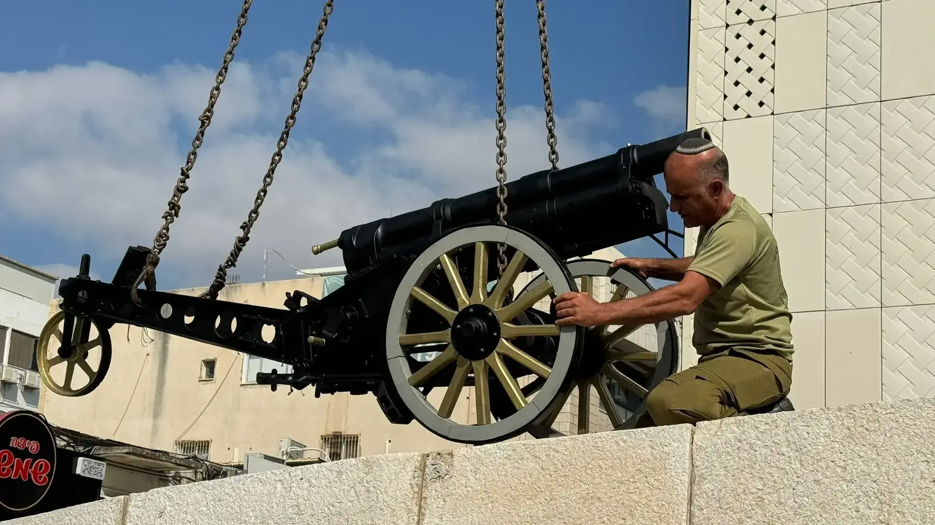 טברייני ותיק יזם- מנהל המוסך הצבאי שיפץ -התותח הישן עבר מתיחת פנים ושב לכיכר העיר.30 בספטמבר 2024 טברייני ותיק יזם- מנהל המוסך הצבאי שיפץ -התותח הישן עבר מתיחת פנים ושב לכיכר העיר.30 בספטמבר 2024