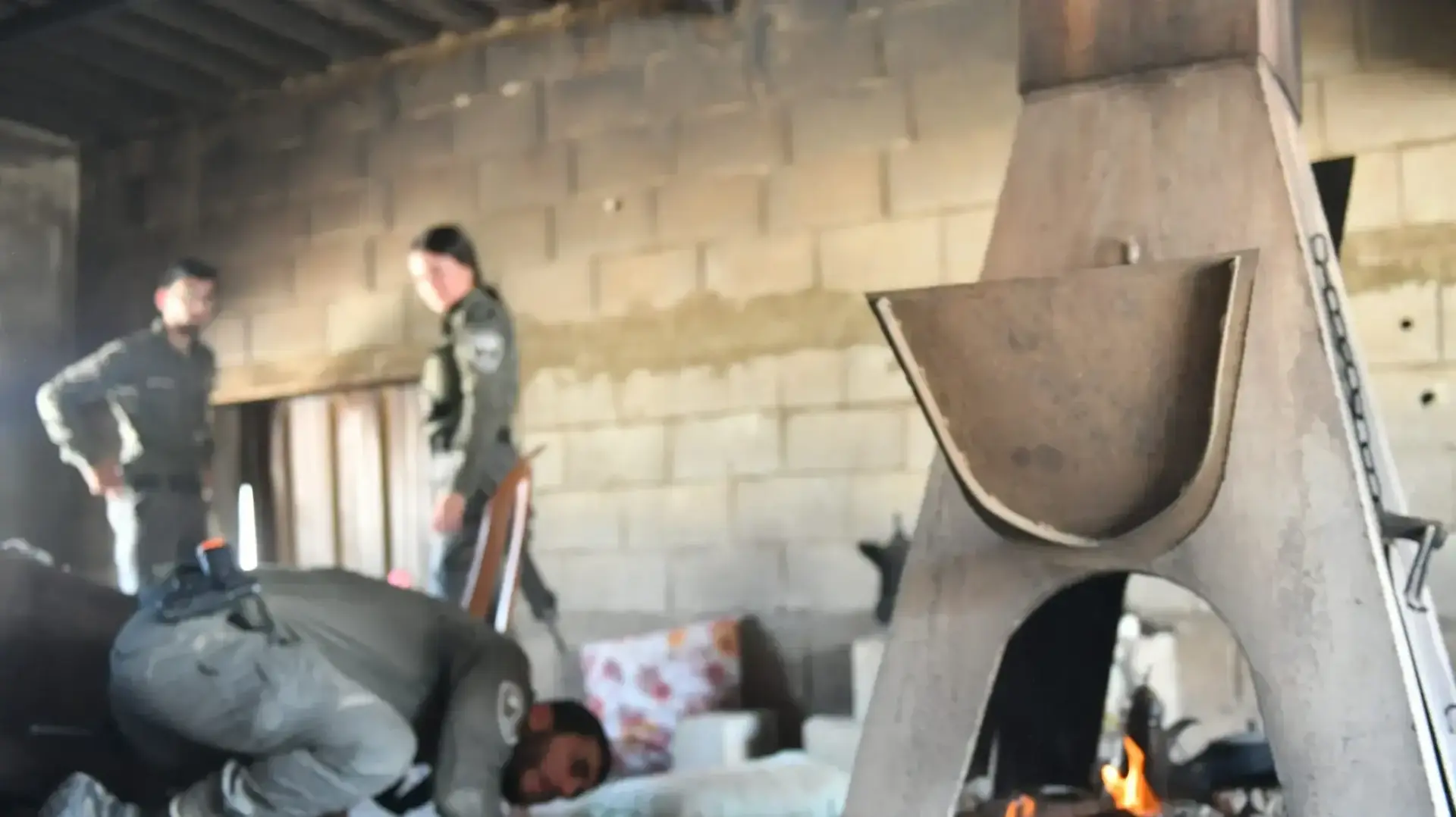 חיפוש משטרתי בתוך מתחם בתים שם אותר מוסלק בתוך האדמה ונשק מסוג M-16 , רהט, 30 בספטמבר 2024 חיפוש משטרתי בתוך מתחם בתים שם אותר מוסלק בתוך האדמה ונשק מסוג M-16 , רהט, 30 בספטמבר 2024