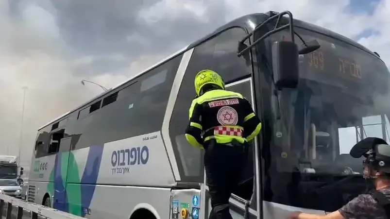חלון שבור באוטובוס בזירת נפילה,בכביש 444, 1 באוקטובר 2024 חלון שבור באוטובוס בזירת נפילה,בכביש 444, 1 באוקטובר 2024