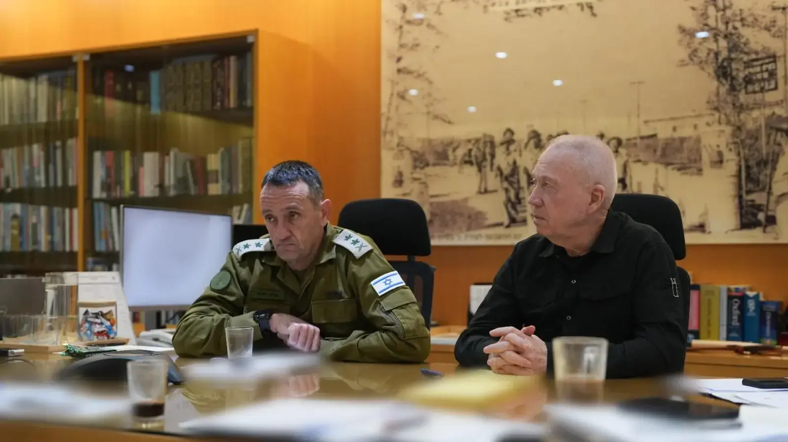 שר הביטחון יואב גלנט מקיים כעת הערכת מצב עם הרמטכ״ל רב-אלוף הרצי הלוי ובכירי צה״ל.
שר הביטחון יואב גלנט מקיים כעת הערכת מצב עם הרמטכ״ל רב-אלוף הרצי הלוי ובכירי צה״ל.