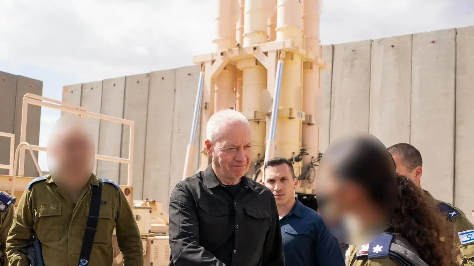 שר הביטחון יואב גלנט בביקור בסוללת חץ, 2 באוקטובר 2024 שר הביטחון יואב גלנט בביקור בסוללת חץ, 2 באוקטובר 2024