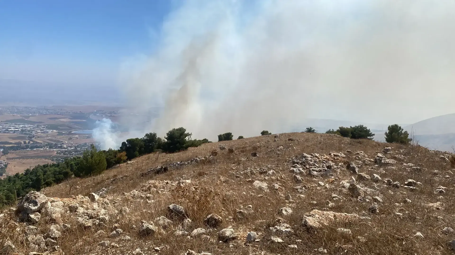 בשריפת שטח פתוח במורדות צפת לכיוון ראש פינה בעקבות ירי רקטות מלבנון בשריפת שטח פתוח במורדות צפת לכיוון ראש פינה בעקבות ירי רקטות מלבנון